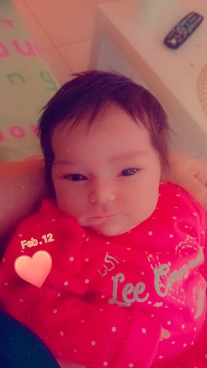 Evelyna a rejoint le concours — aidez-le/la à gagner de superbes lots ! baby, baby_toddler_clothing, black_hair, cheek, child, ear, eyebrow, eyelash, forehead, fun, happy, lip, magenta, mouth, neck, nose, person, pink, skin, sleeve