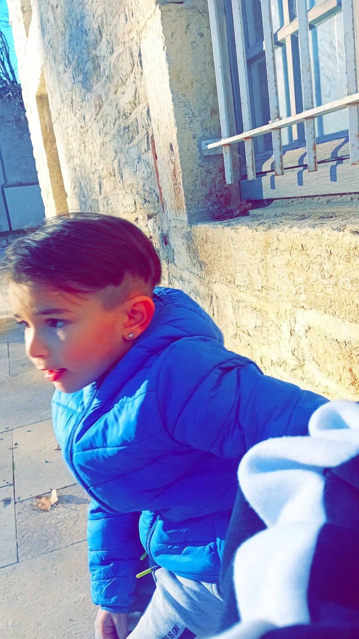 Antoine a rejoint le concours — aidez-le/la à gagner de superbes lots ! azure, blue, child, cool, electric_blue, fun, happy, hoodie, leisure, person, play, shoulder, sitting, t_shirt, toddler, travel, vacation, window, winter