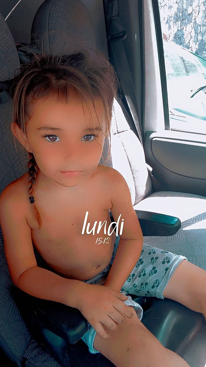 Antoine a rejoint le concours — aidez-le/la à gagner de superbes lots ! black_hair, chest, comfort, cool, elbow, eyebrow, eyelash, facial_expression, finger, flash_photography, hairstyle, happy, human_body, leg, lip, mouth, neck, person, skin, thigh