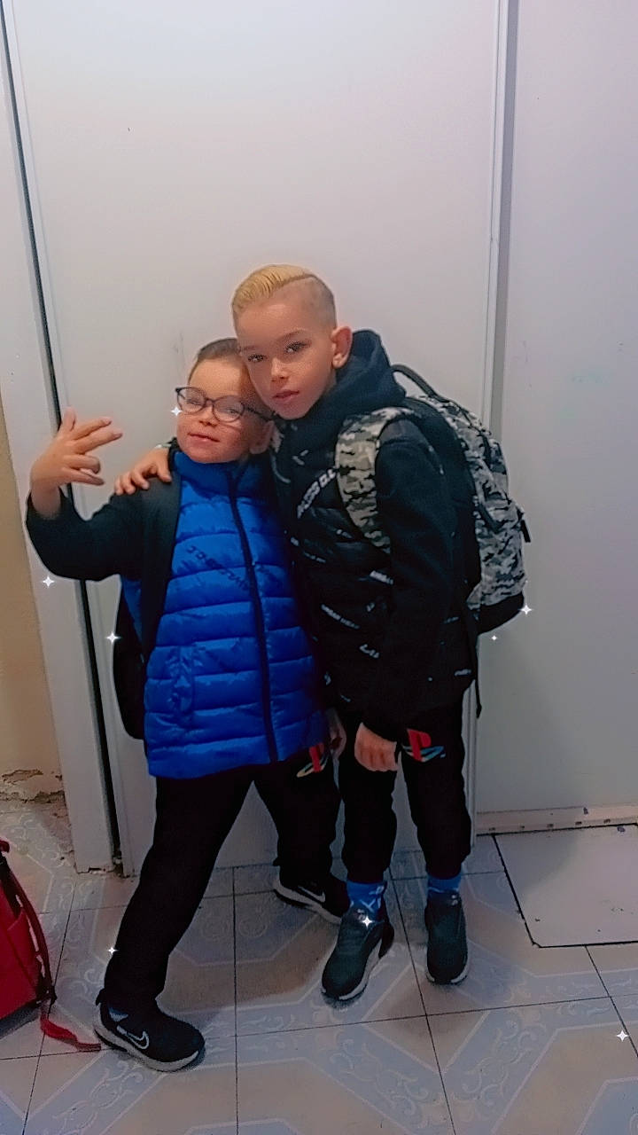 Joseph a rejoint le concours — aidez-le/la à gagner de superbes lots ! backpack, bag, boot, child, electric_blue, event, flooring, fun, jacket, knee, leg, leisure, luggage_and_bags, person, personal_protective_equipment, room, shoe, sneakers, standing, vertebrate