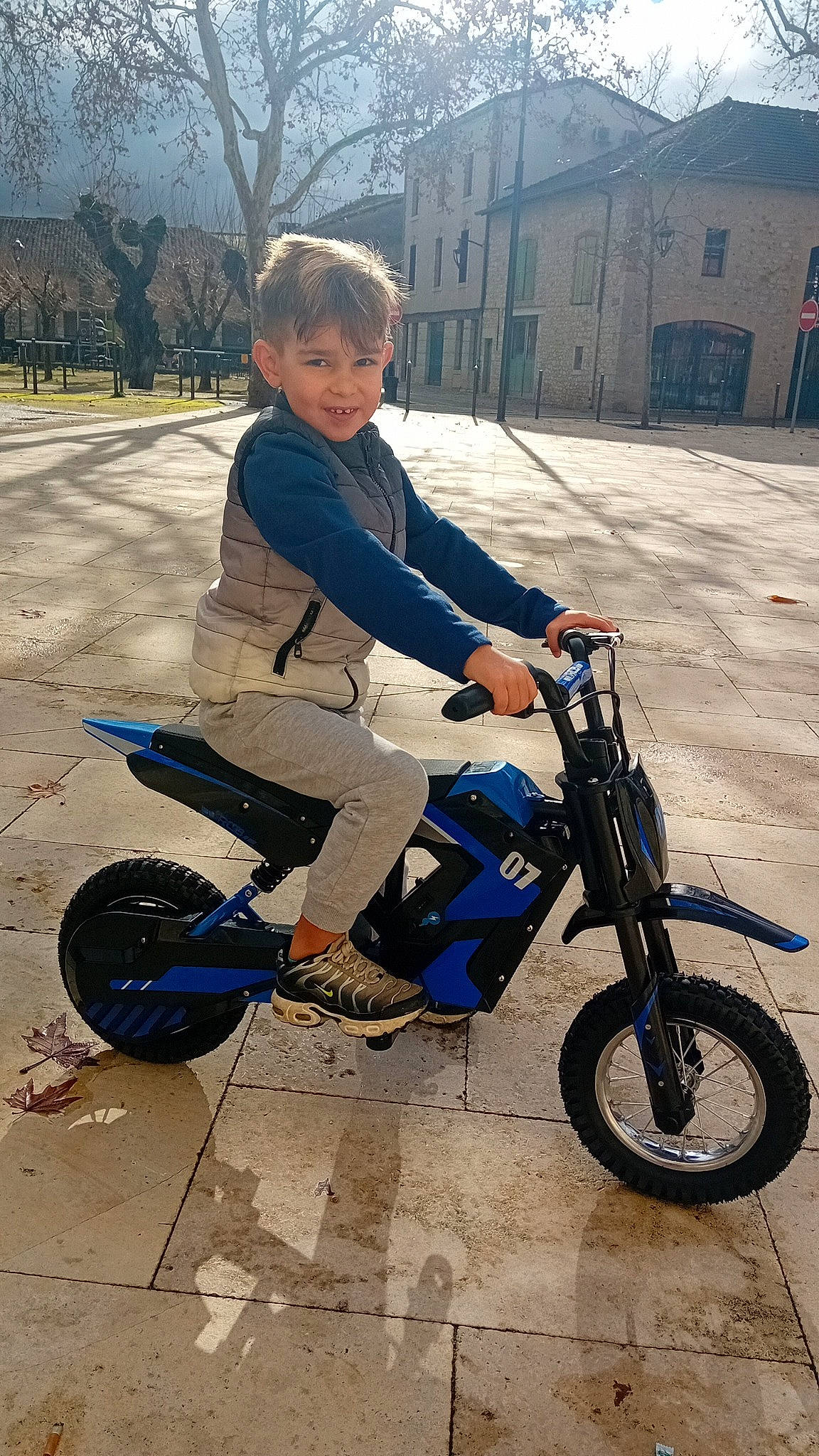 Raymond participe au concours pour gagner de l'argent avec cette photo : automotive_design, automotive_tire, automotive_wheel_system, bicycle_accessory, bicycle_tire, fender, leg, motor_vehicle, outdoor_recreation, person, recreation, rim, rolling, shoe, sneakers, spoke, tire, tread, tree, vehicle