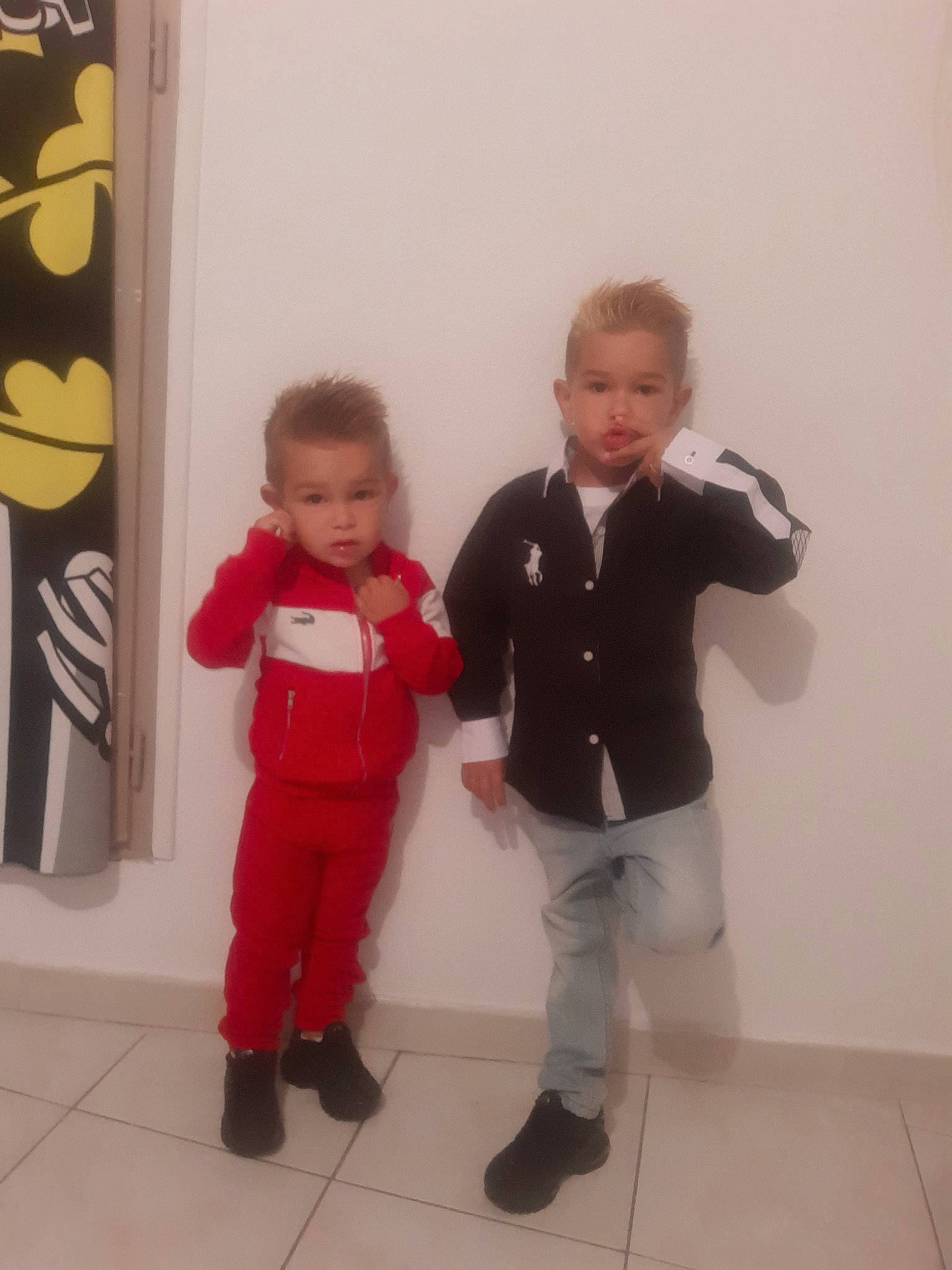 Raymond a rejoint le concours — aidez-le/la à gagner de superbes lots ! child, fun, outerwear, person, standing, toddler