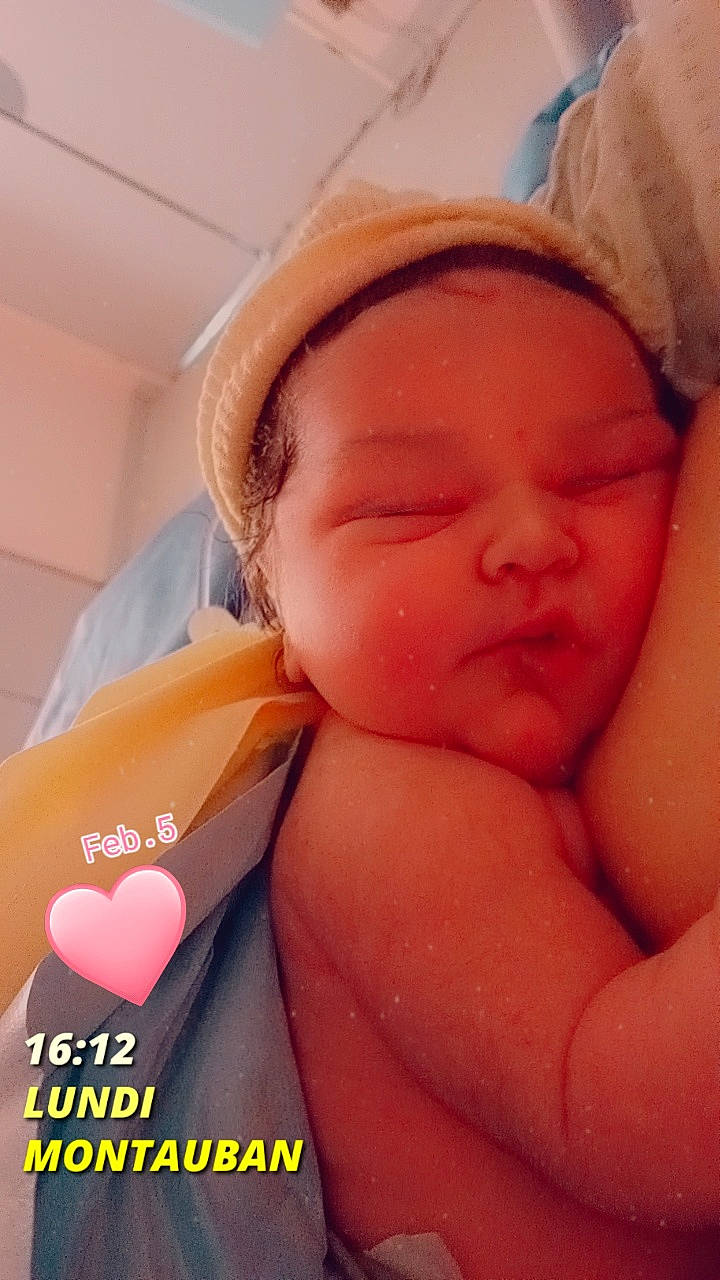 Mavie participe au concours pour gagner de l'argent avec cette photo : arm, baby, baby_sleeping, chest, comfort, ear, eyebrow, eyelash, finger, gesture, happy, lip, mouth, neck, nose, person, product, skin, textile, thumb