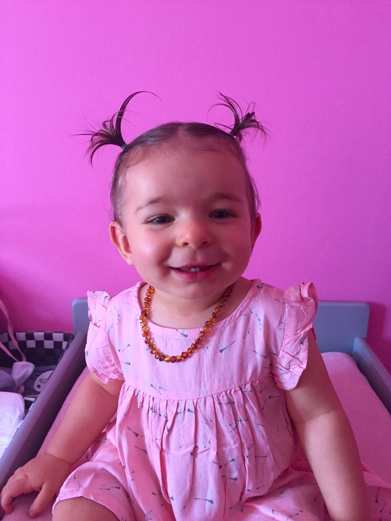 Saona participe au concours pour gagner de l'argent avec cette photo : baby, cheek, child, ear, face, hair_accessory, happy, head, joy, lilac, magenta, person, pink, purple, sitting, skin, smile, toddler