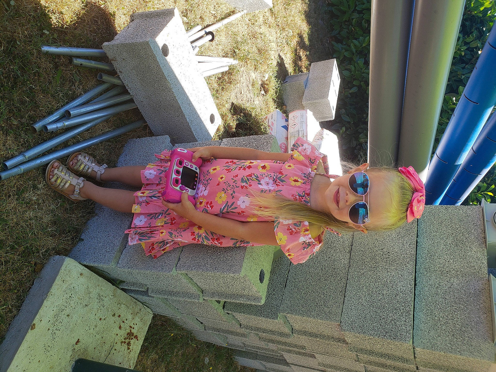 Maïna participe au concours pour gagner de l'argent avec cette photo : grass, joy, person, pink, plant