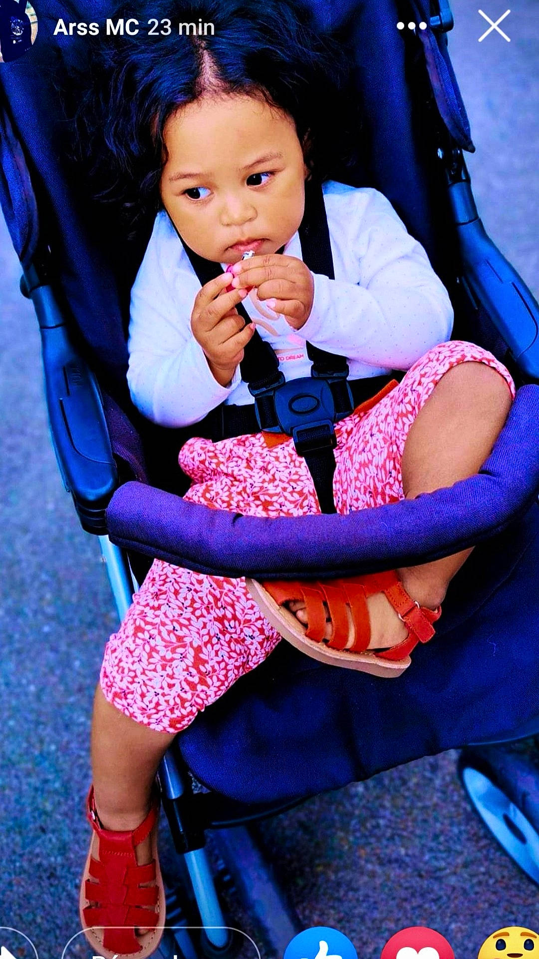 Lauria a rejoint le concours — aidez-le/la à gagner de superbes lots ! baby, baby_toddler_clothing, beauty, blue, chair, comfort, electric_blue, eye, fun, happy, leisure, magenta, nail, person, photograph, pink, purple, sitting, snapshot, thigh
