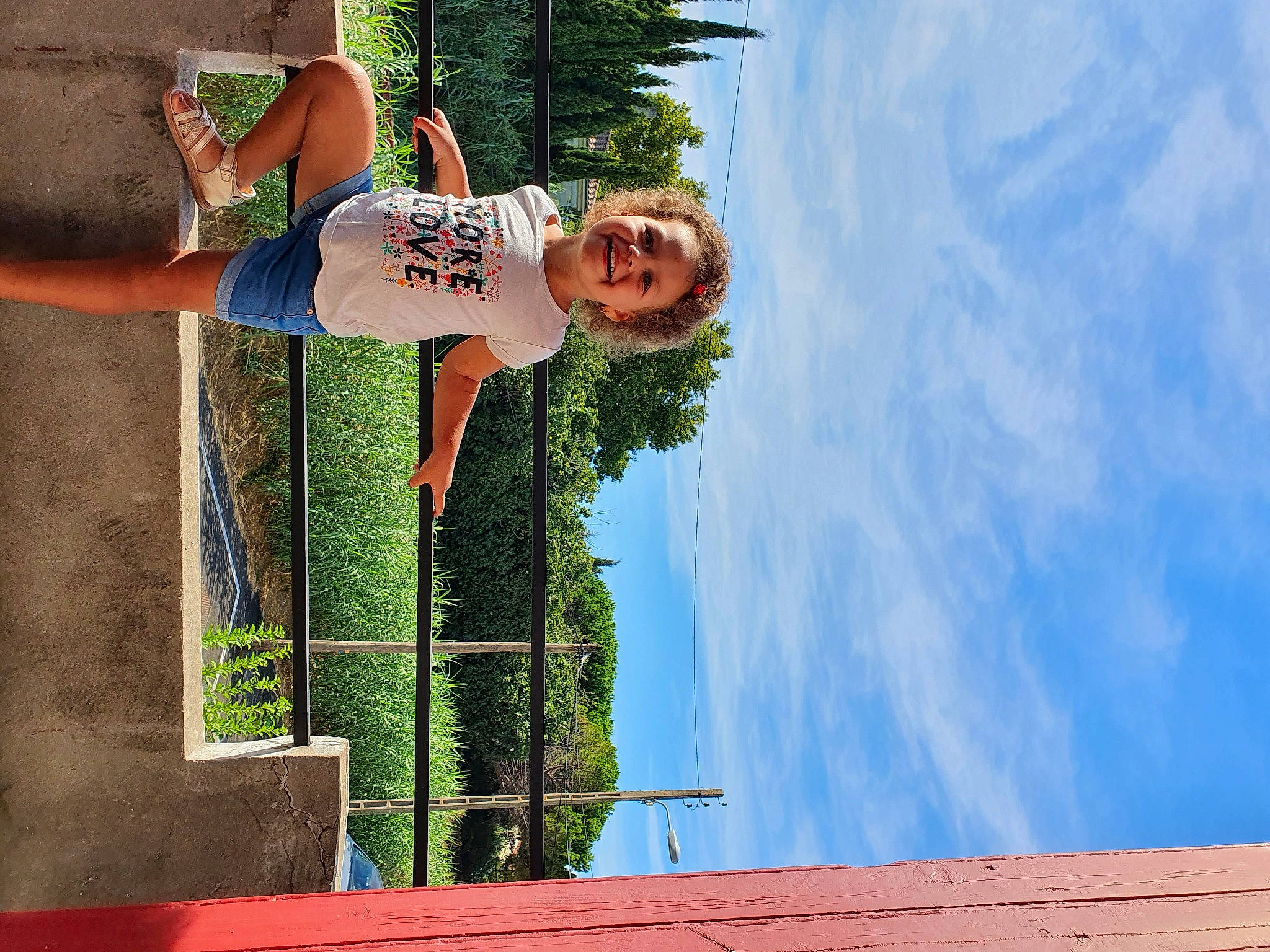 Helya participe au concours pour gagner de l'argent avec cette photo : blue, fun, happy, joy, leisure, person, reflection, smile, summer, tree, vacation, water