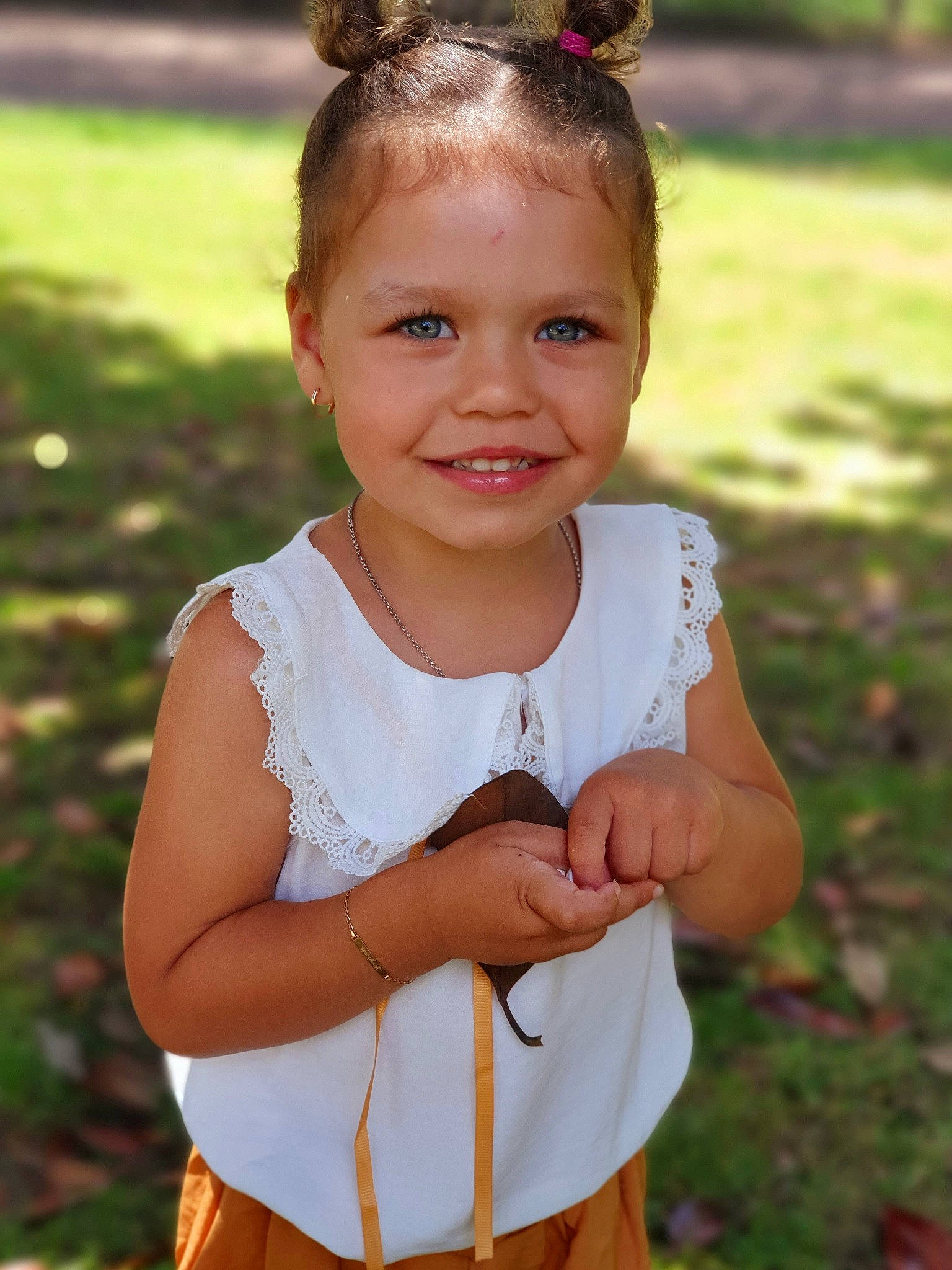 Helya a rejoint le concours — aidez-le/la à gagner de superbes lots ! baby_toddler_clothing, brown_hair, child, child_model, grass, hair, hair_accessory, hairstyle, happy, headband, joy, person, smile, summer, toddler