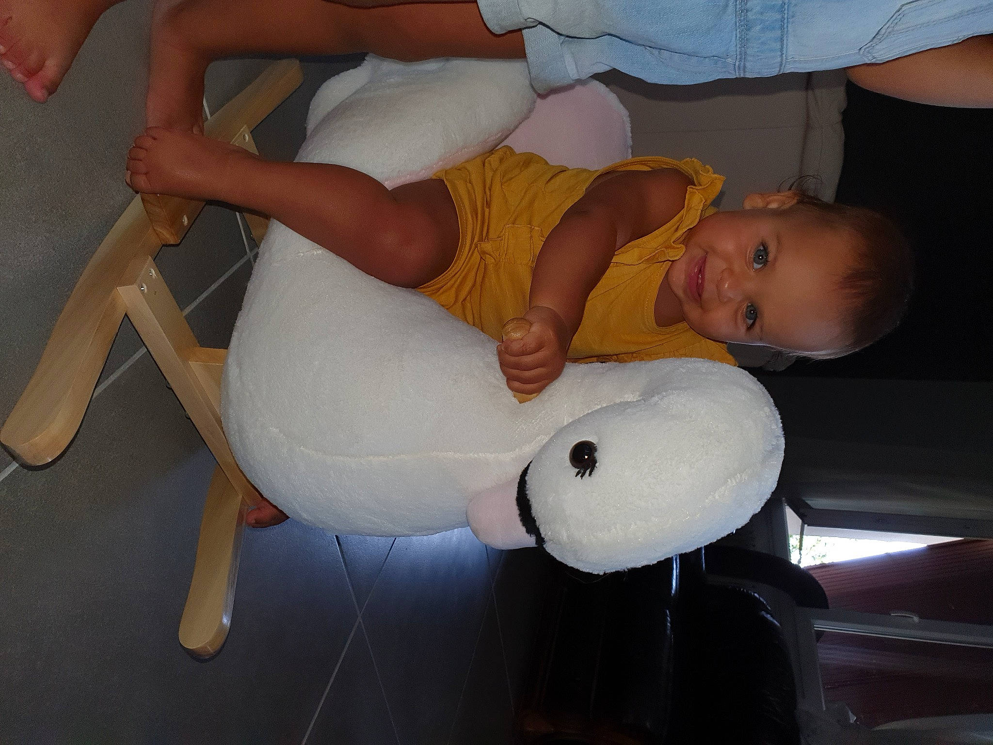 Nalhya participe au concours pour gagner de l'argent avec cette photo : abdomen, arm, child, joint, leg, person, trunk