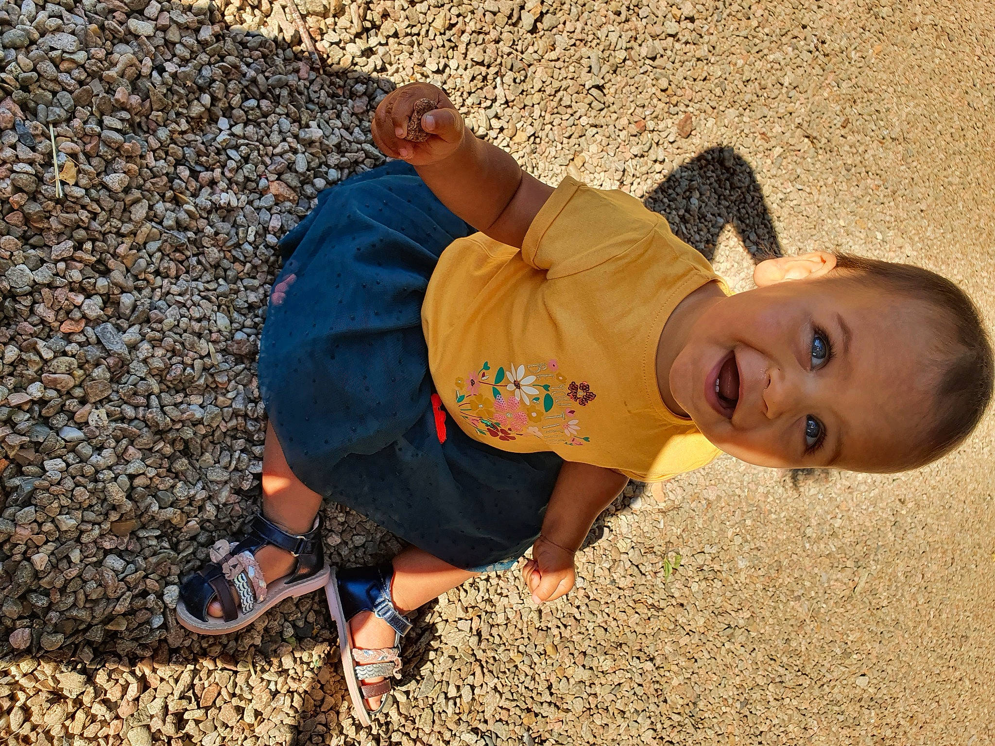 Nalhya participe au concours pour gagner de l'argent avec cette photo : child, fun, person, play, sand, smile, soil, toddler, vacation