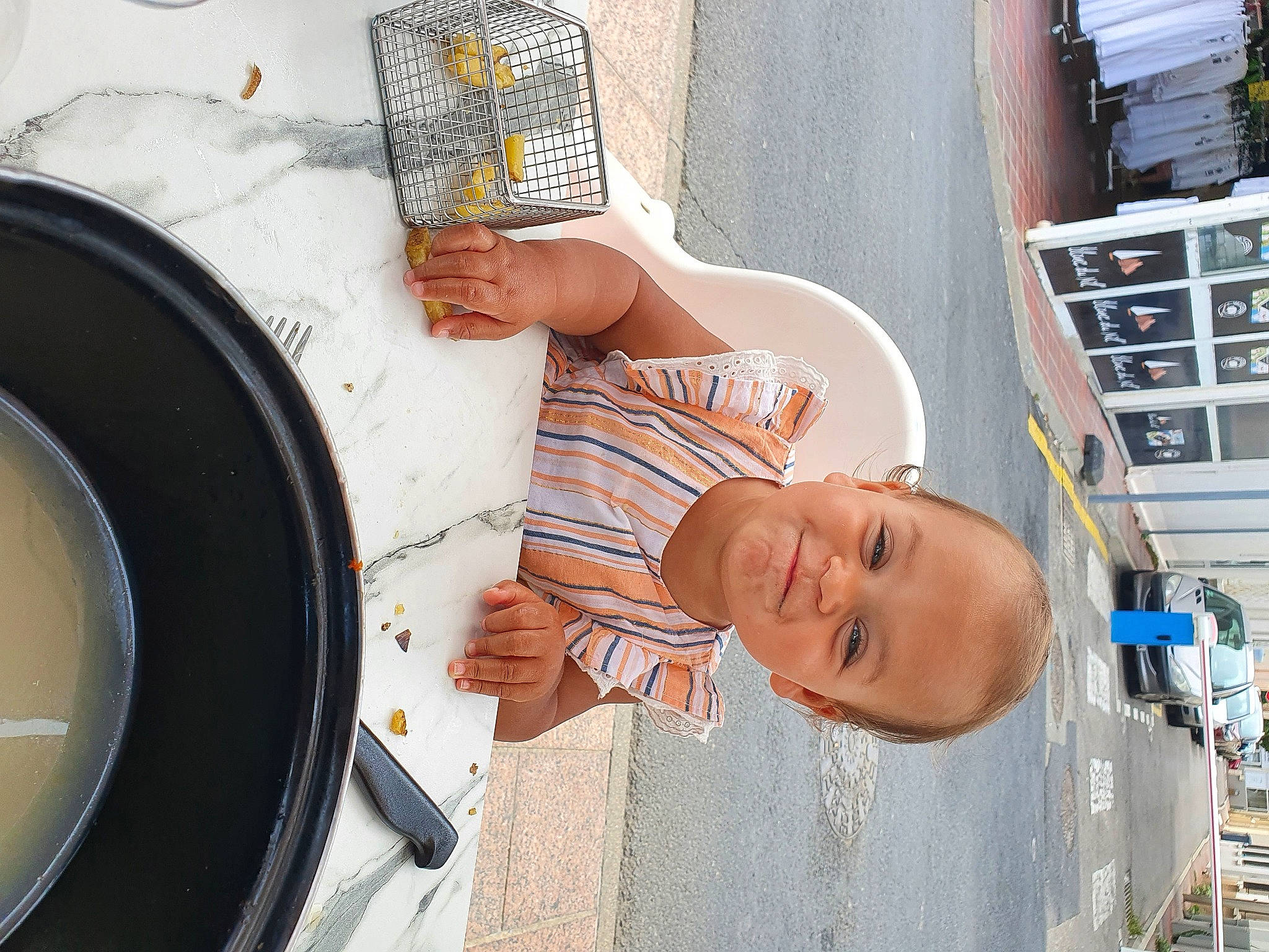 Nalhya participe au concours pour gagner de l'argent avec cette photo : baby, child, person, sitting, vacation