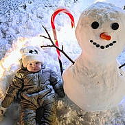Matias a rejoint le concours — aidez-le/la à gagner de superbes lots ! baby, button_eyes, candy_cane, carrot_nose, child, cold_weather, cozy, face, hat, holiday, mittens, outdoor, playful, smile, snow, snowman, snowy_ground, stick_arms, winter, winter_clothing