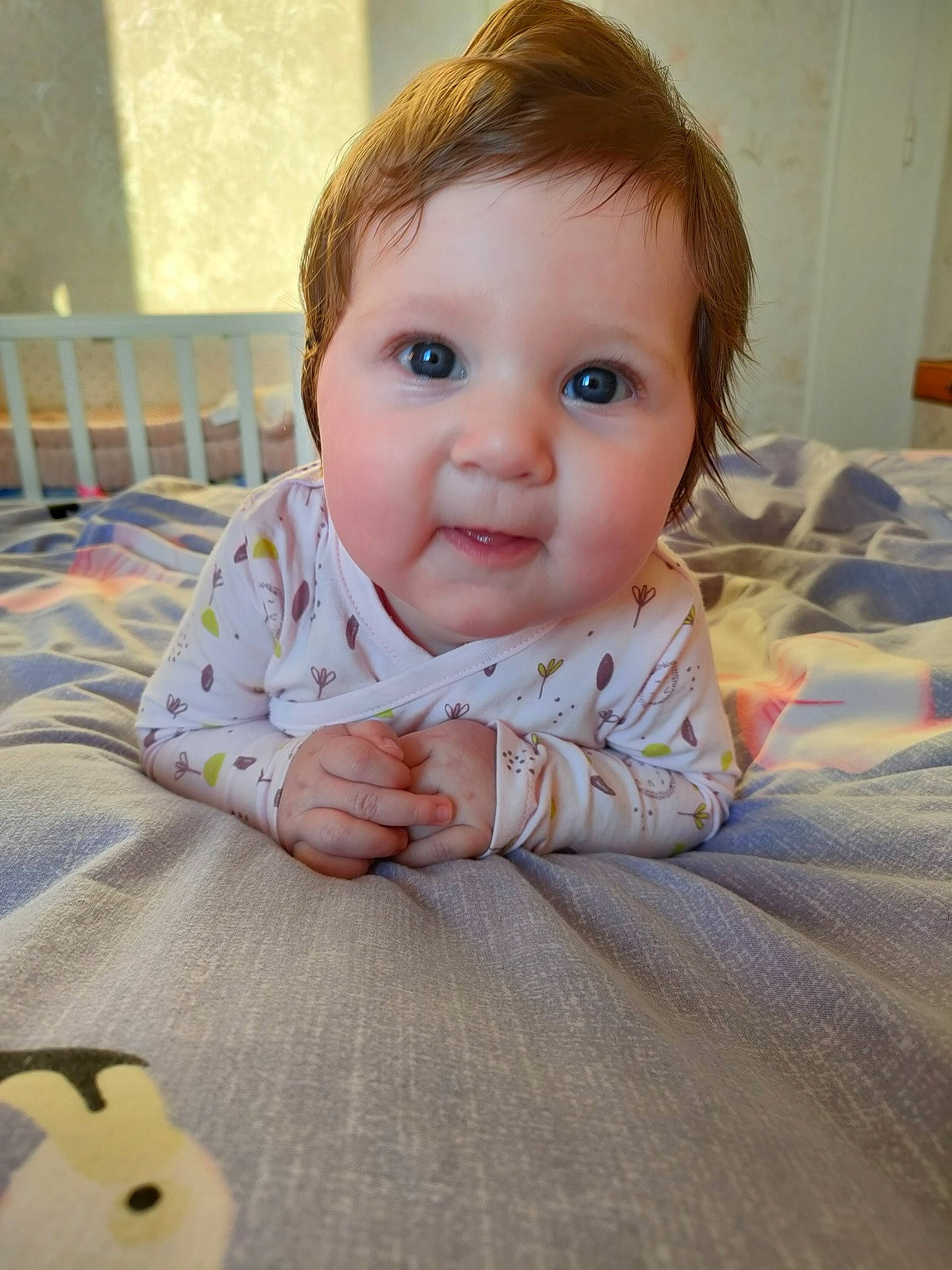 Aurore a rejoint le concours — aidez-le/la à gagner de superbes lots ! baby, baby_toddler_clothing, cheek, comfort, eye, floor, flooring, hair, happy, iris, lip, mammal, mouth, nose, person, skin, sleeve, smile, toddler, tummy_time