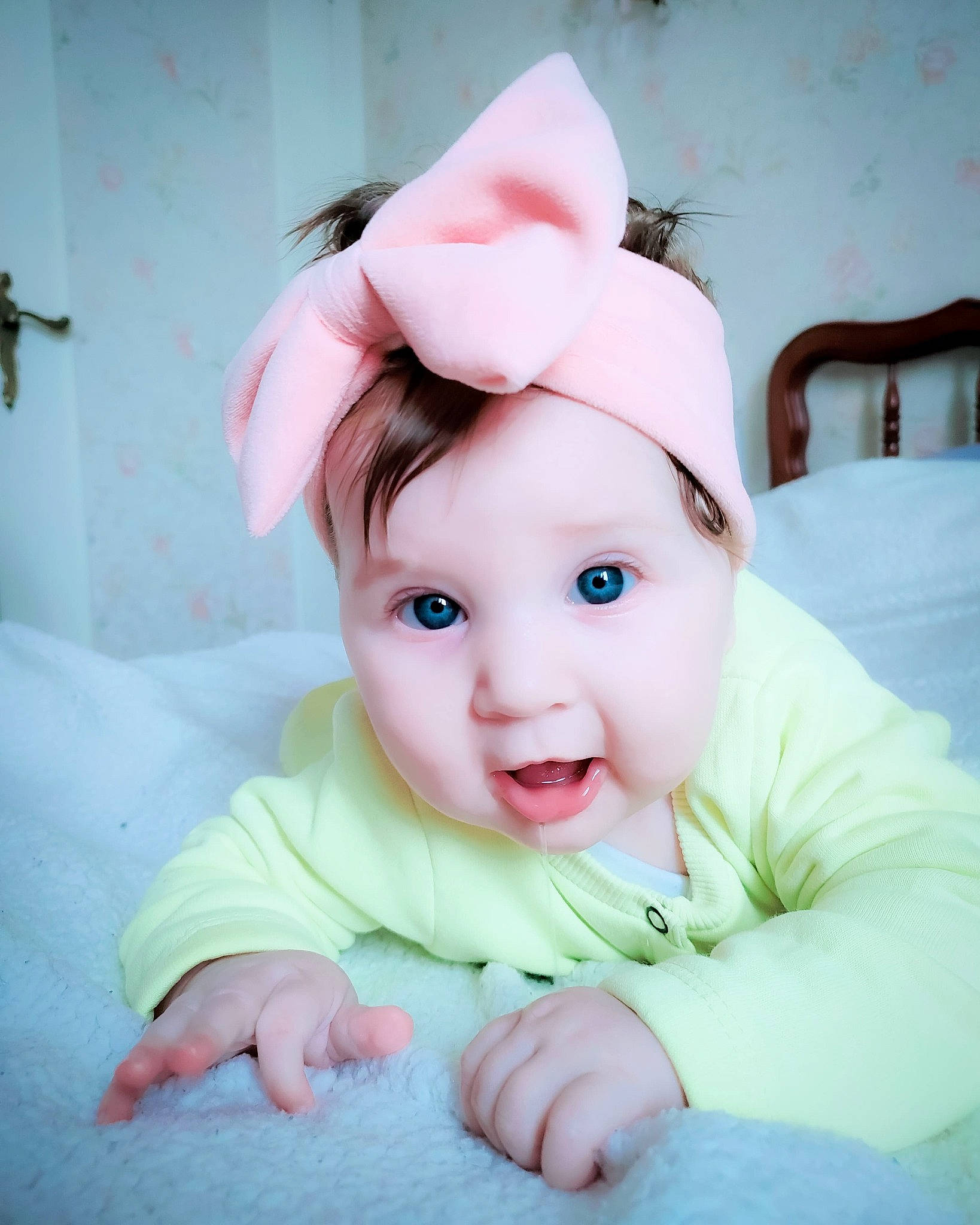 Aurore participe au concours pour gagner de l'argent avec cette photo : baby, baby_toddler_clothing, cap, cheek, child, comfort, eye, fashion_accessory, flash_photography, fun, grass, happy, headband, headpiece, headwear, linens, magenta, person, pink, sleeve