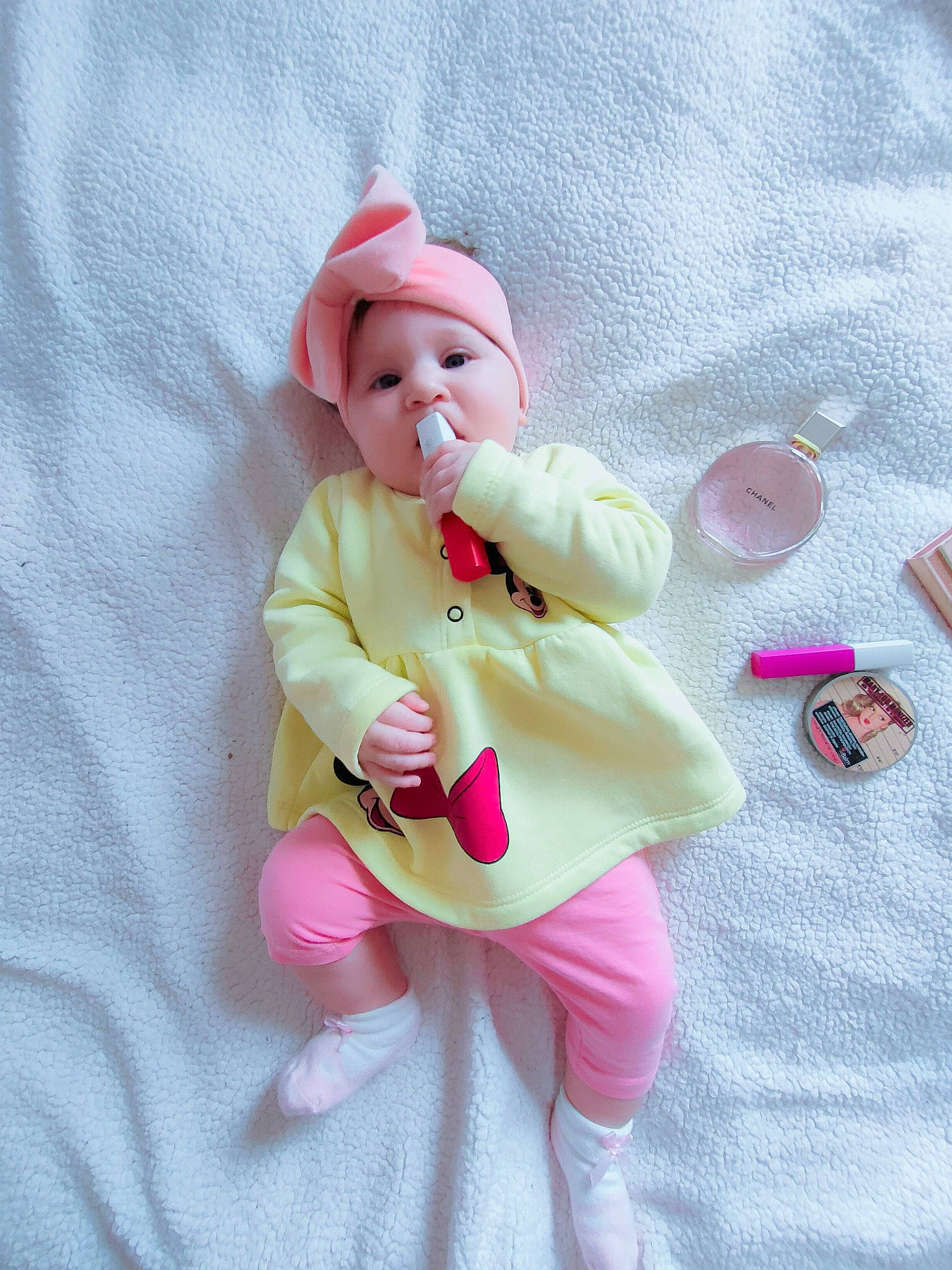 Aurore participe au concours pour gagner de l'argent avec cette photo : baby_products, baby_toddler_clothing, child, comfort, costume_hat, fictional_character, gesture, happy, hat, headwear, human_leg, linens, magenta, person, pink, plush, sleeve, smile, stuffed_toy, thigh