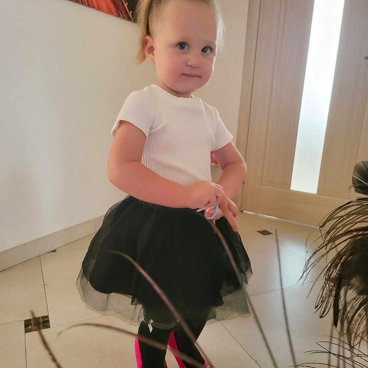 Aurore a rejoint le concours — aidez-le/la à gagner de superbes lots ! accessories, child, clothing, costume, dress, face, female, footwear, girl, head, jewelry, necklace, person, photography, plant, portrait, pottedplant, sandal, shoe, skirt