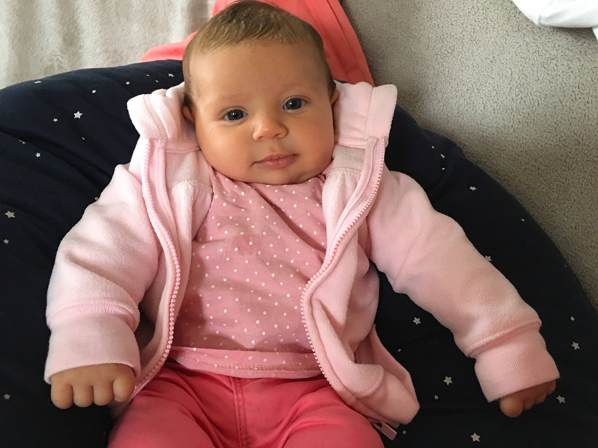 Emma a rejoint le concours — aidez-le/la à gagner de superbes lots ! baby, baby_carriage, baby_products, baby_safety, baby_toddler_clothing, carmine, cheek, child, collar, comfort, face, iris, linens, nose, pattern, person, pink, sitting, skin, sleeve