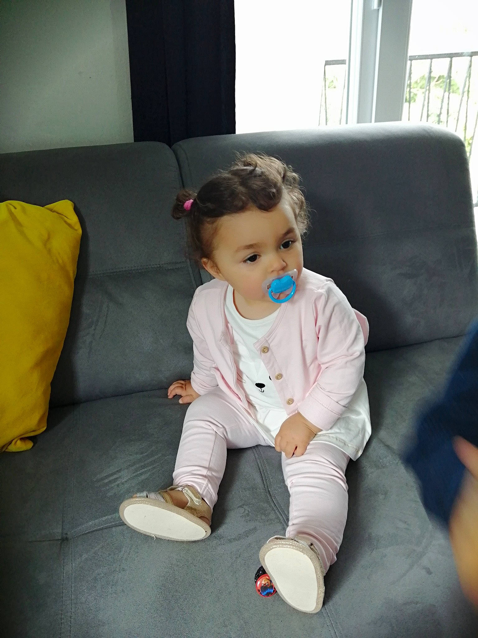 Maya participe au concours pour gagner de l'argent avec cette photo : baby, baby_toddler_clothing, child, comfort, couch, face, flooring, foot, fun, fur, grass, human_leg, leisure, living_room, person, room, sitting, skin, sleeve, thigh