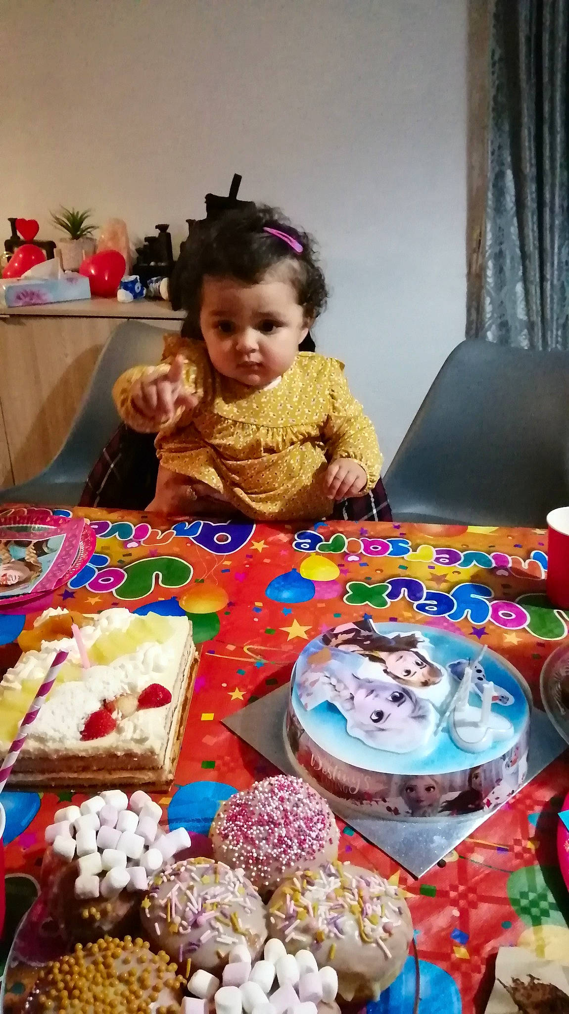 Maya a rejoint le concours — aidez-le/la à gagner de superbes lots ! baked_goods, birthday, birthday_cake, birthday_party, buttercream, cake, cake_decorating, chair, child, curtain, dessert, event, food, icing, ingredient, person, sugar_cake, sugar_paste, sweetness, table