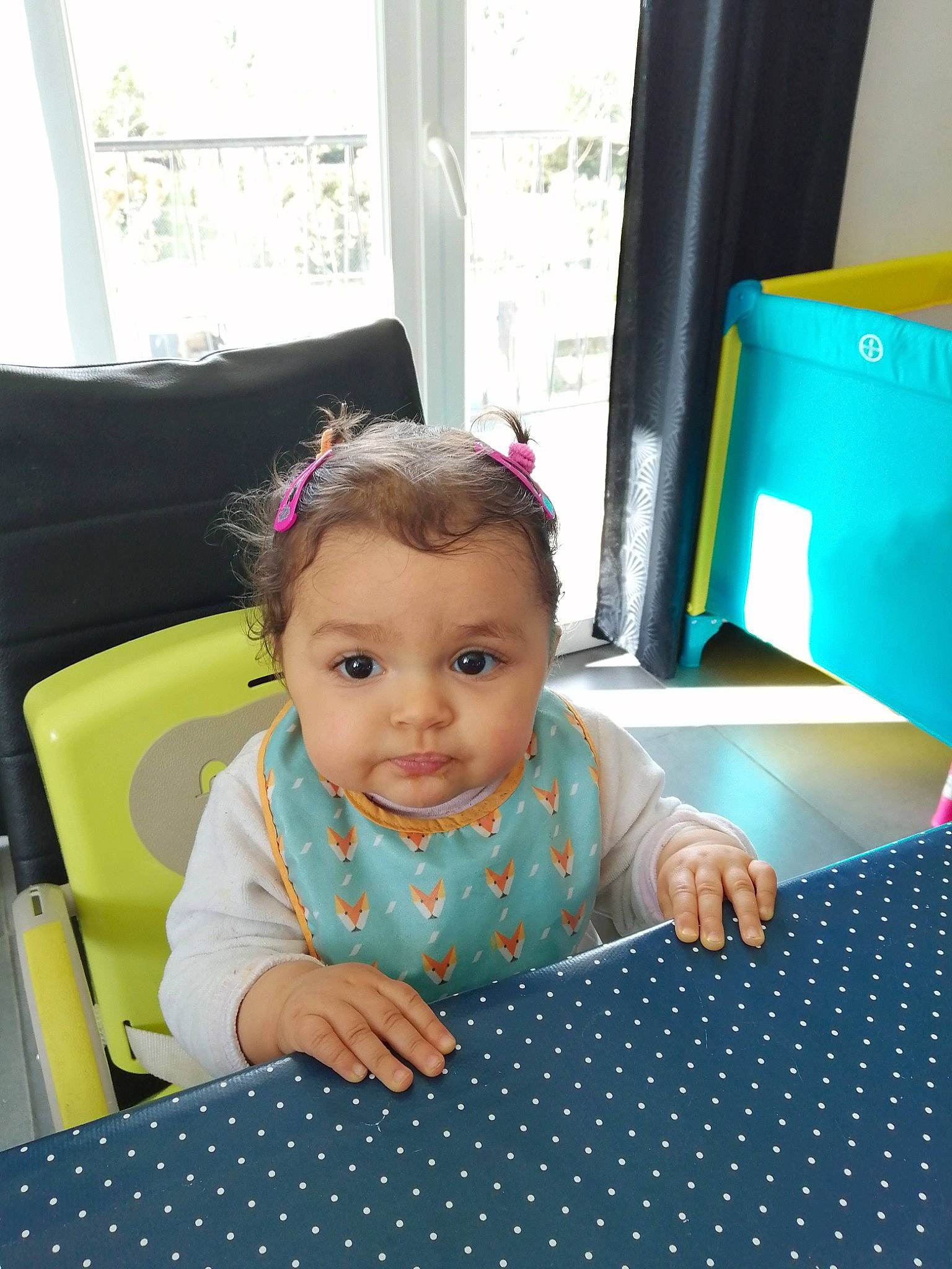 Maya a rejoint le concours — aidez-le/la à gagner de superbes lots ! baby, baby_toddler_clothing, blue, chair, child, flooring, fun, green, hairstyle, happy, leisure, pattern, person, plant, sitting, sleeve, smile, standing, table, toddler