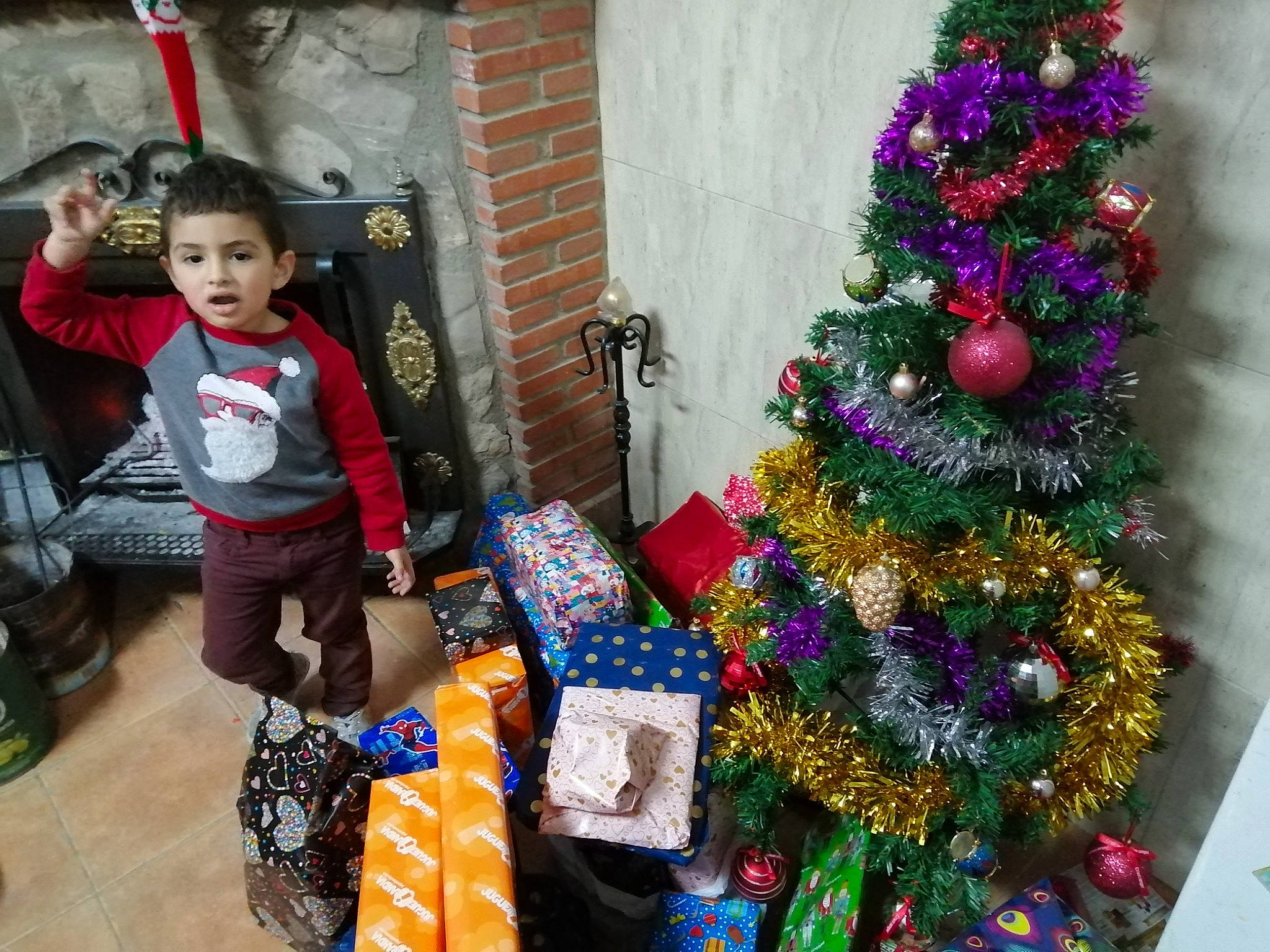 Manuelaymen participe au concours pour gagner de l'argent avec cette photo : bag, christmas, christmas_decoration, christmas_eve, christmas_ornament, christmas_tree, conifer, event, evergreen, holiday, holiday_ornament, home, luggage_and_bags, ornament, person, plant, shorts, toddler, tradition, tree