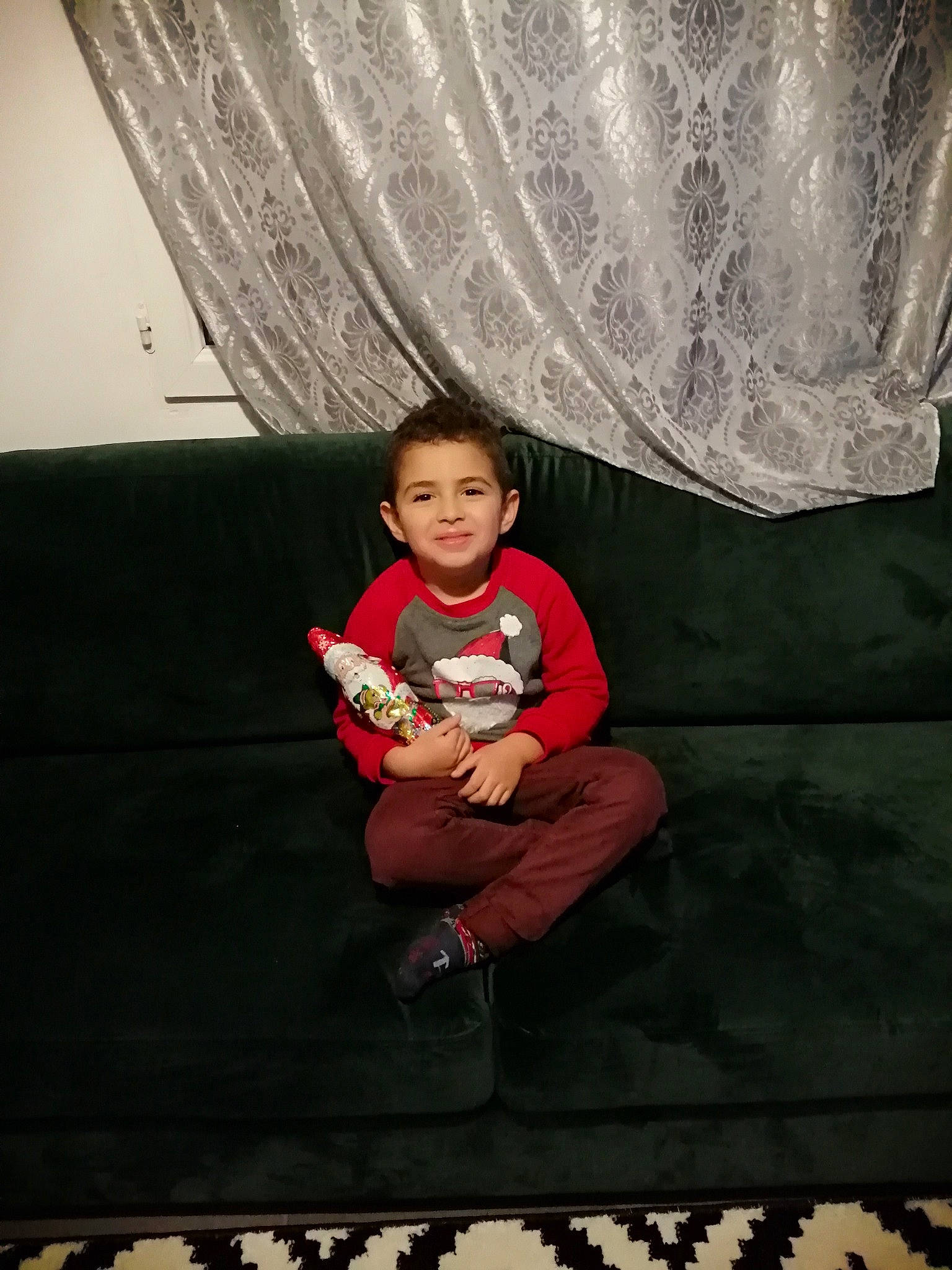 Manuelaymen a rejoint le concours — aidez-le/la à gagner de superbes lots ! cool, darkness, face, fashion, flash_photography, floor, flooring, fun, happy, human_leg, joy, leg, leisure, line, person, recreation, room, sitting, standing, t_shirt