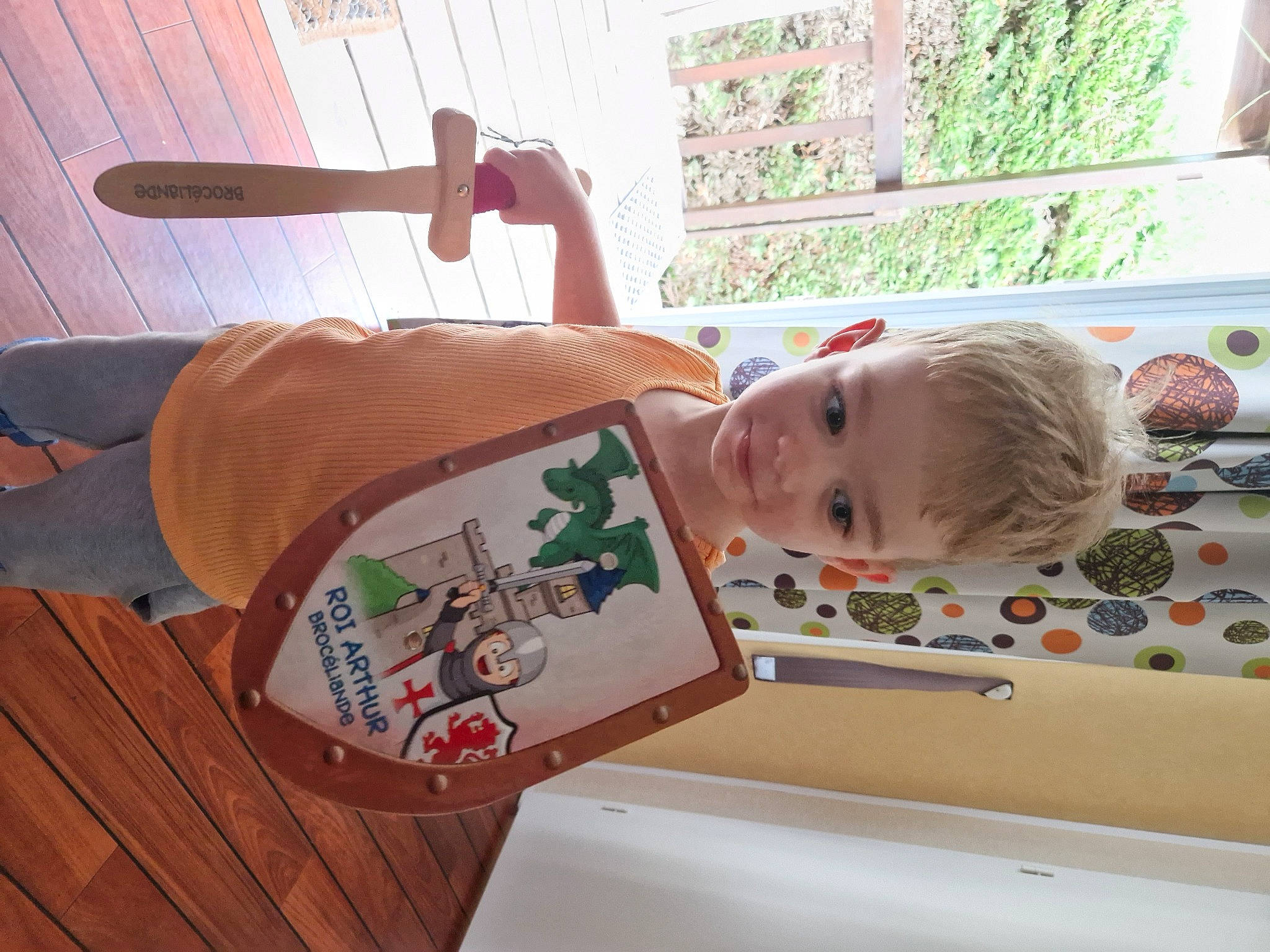 Malo a rejoint le concours — aidez-le/la à gagner de superbes lots ! baby, baby_toddler_clothing, child, flooring, fun, happy, hardwood, leisure, person, room, skin, smile, toddler, varnish, wood, wood_stain