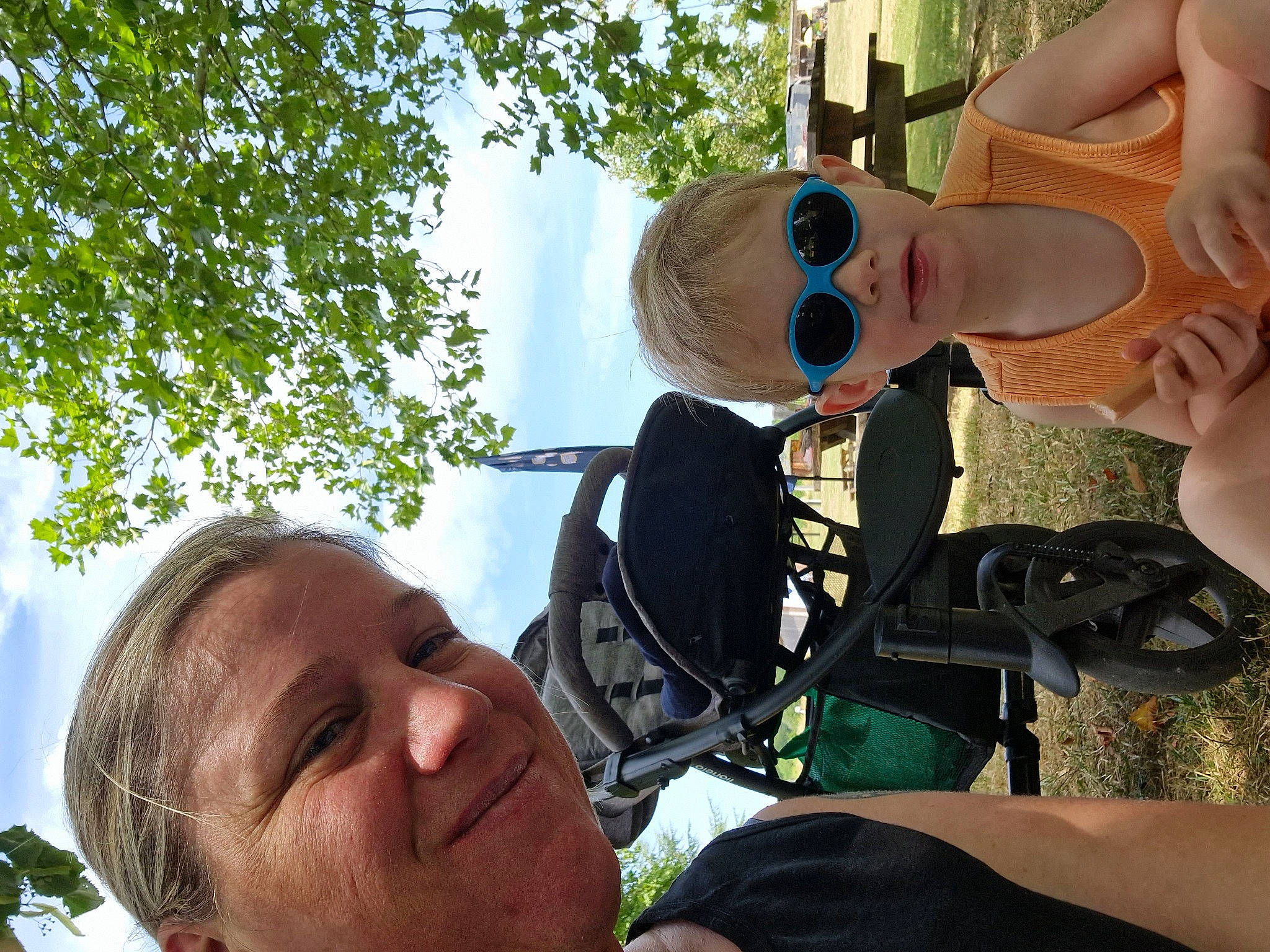 Malo a rejoint le concours — aidez-le/la à gagner de superbes lots ! child, eyewear, fun, gesture, goggles, grass, happy, joy, leisure, person, personal_protective_equipment, recreation, selfie, sky, smile, sunglasses, toddler, tourism, travel, tree