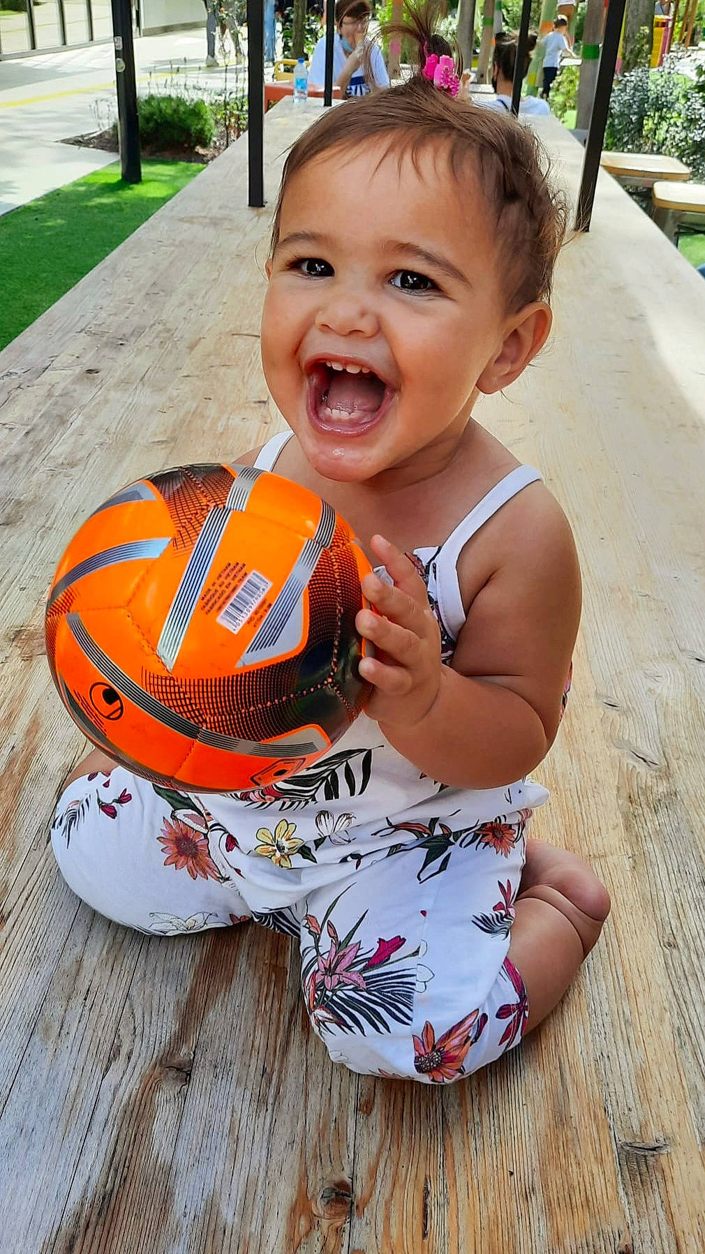 Olivia a rejoint le concours — aidez-le/la à gagner de superbes lots ! baby_toddler_clothing, ball, child, facial_expression, football, fun, grass, green, happy, leisure, person, plant, player, recreation, sitting, smile, sports_equipment, sports_gear, sports_toy, toddler