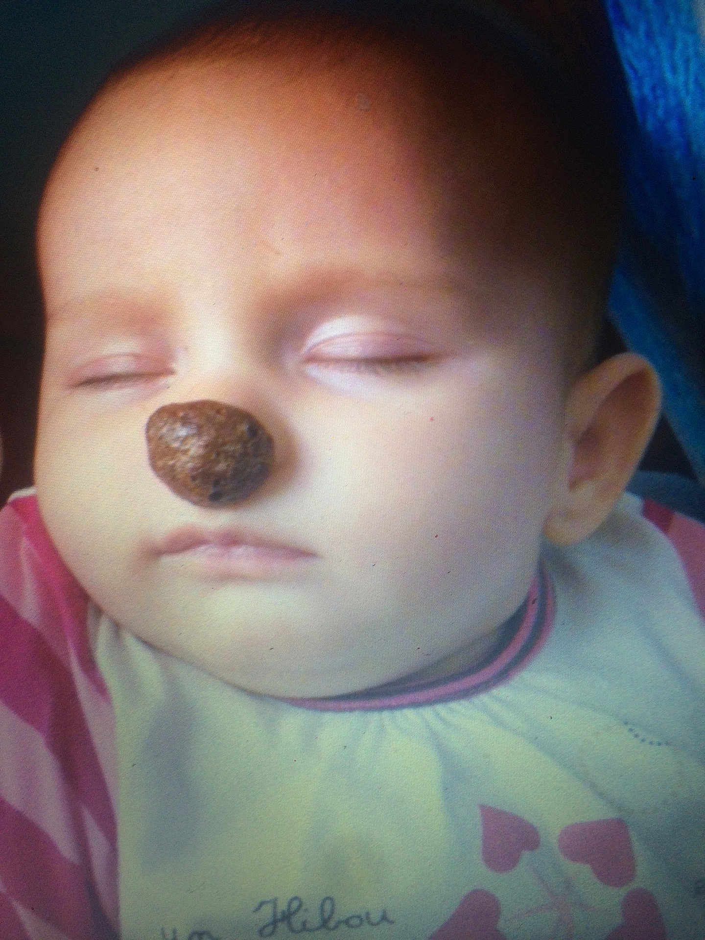 Flora participe au concours pour gagner de l'argent avec cette photo : baby, infant, sleeping, closed_eyes, face, nose, brown_snack, bib, clothing, cheek, mouth, ear, forehead, portrait, closeup, indoor, soft_lighting, peaceful, balancing, cute