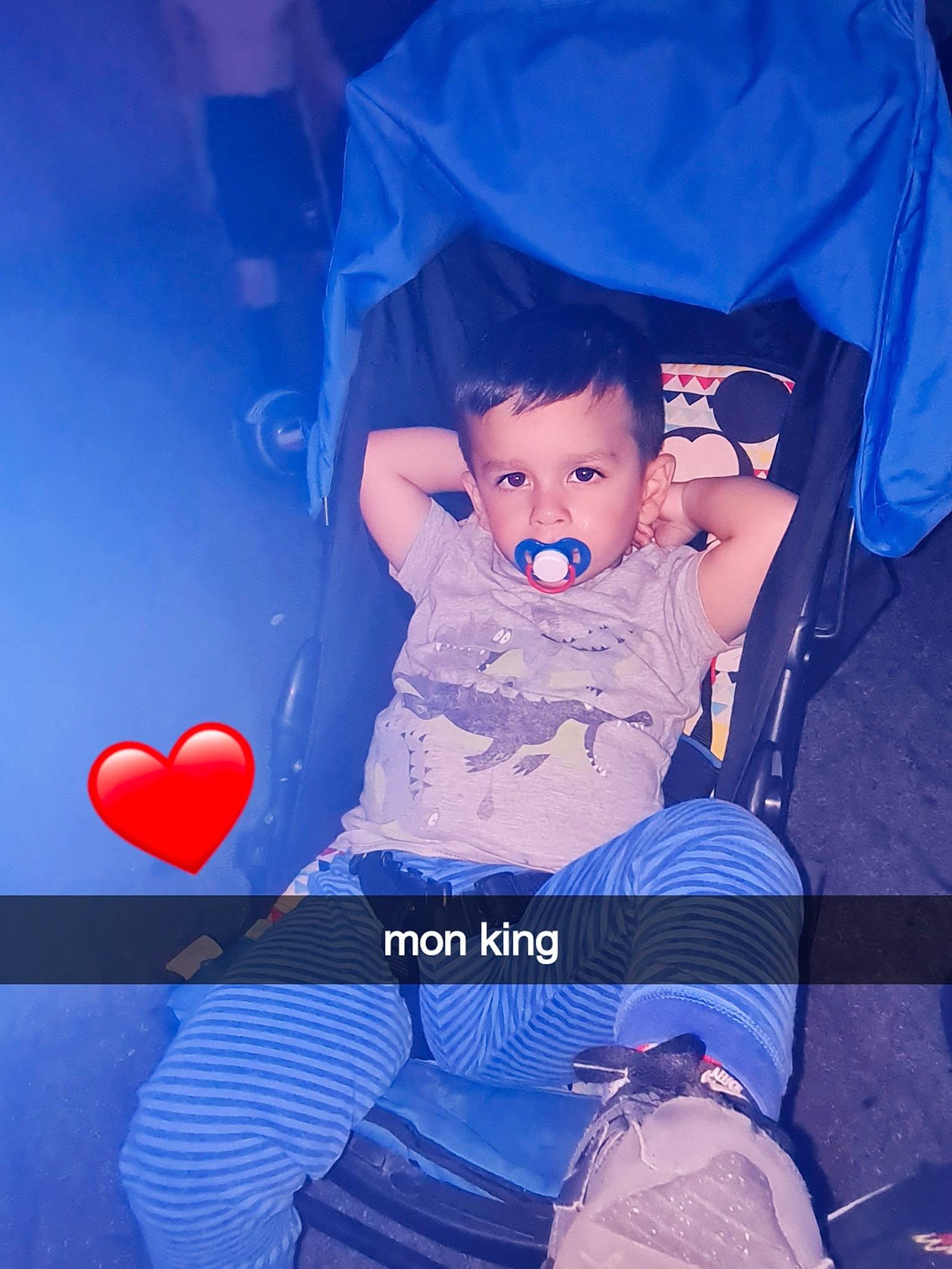 Sofiane a rejoint le concours — aidez-le/la à gagner de superbes lots ! azure, baby_toddler_clothing, blue, child, cool, electric_blue, event, flash_photography, fun, gesture, happy, human, lap, leisure, magenta, person, purple, red, sitting, toddler