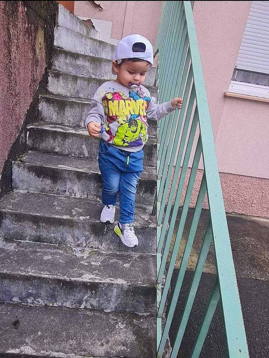 Sofiane participe au concours pour gagner de l'argent avec cette photo : beauty, cap, child, denim, electric_blue, grass, hat, headwear, house, jeans, leisure, people_in_nature, person, smile, sneakers, stairs, standing, sun_hat, t_shirt, toddler
