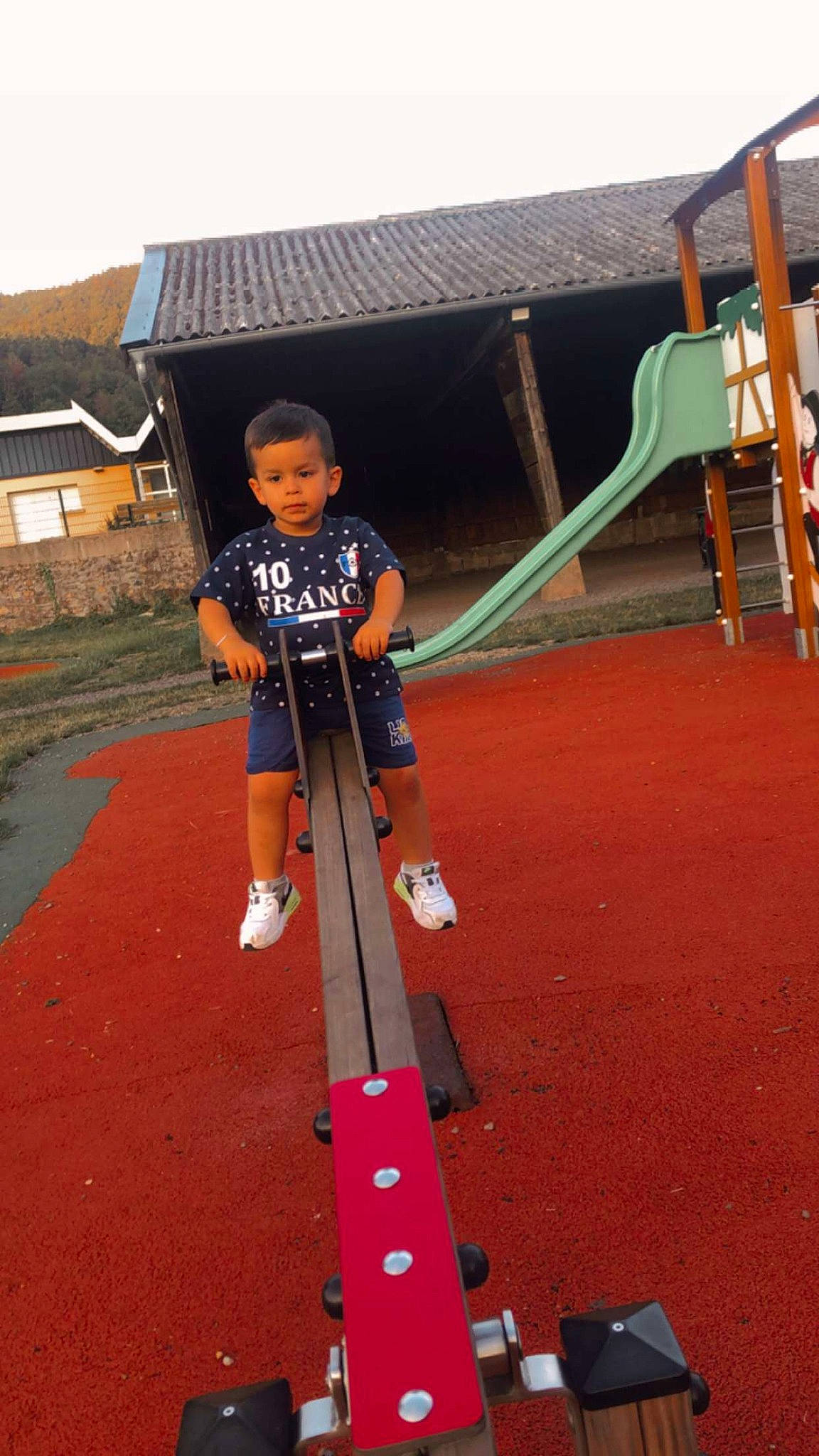 Sofiane participe au concours pour gagner de l'argent avec cette photo : boats_and_boating_equipment_and_supplies, child, city, electric_blue, fun, ladder, leisure, orange, outdoor_play_equipment, person, play, playground, recreation, roof, shorts, sky, sports, t_shirt, toddler
