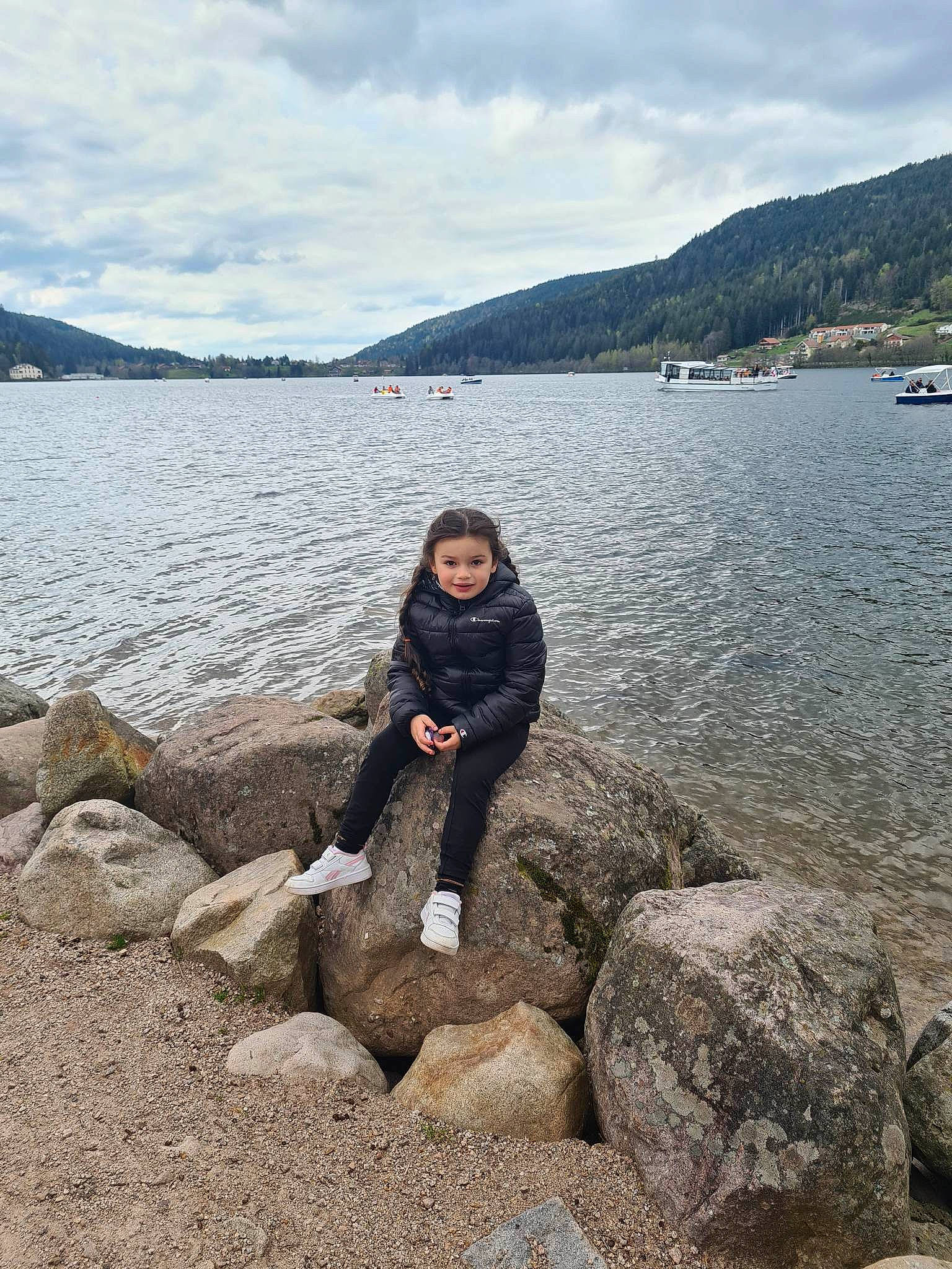 Sarah a rejoint le concours — aidez-le/la à gagner de superbes lots ! bank, cloud, coastal_and_oceanic_landforms, highland, hill, horizon, jacket, joy, lake, lake_district, landscape, mountain, mountainous_landforms, person, shore, sky, smile, travel, tree, water