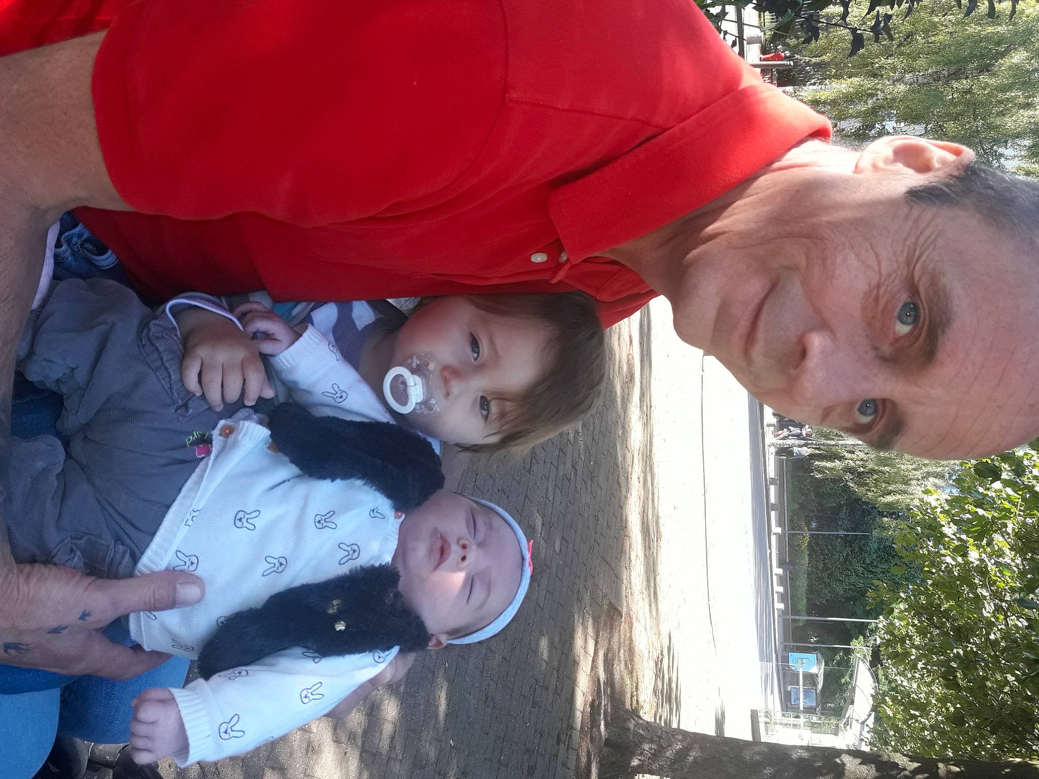 Phylomene participe au concours pour gagner de l'argent avec cette photo : baby, child, comfort, facial_expression, fun, gesture, grass, happy, headwear, human, interaction, leisure, mouth, organ, person, photograph, plant, red, toddler, tree
