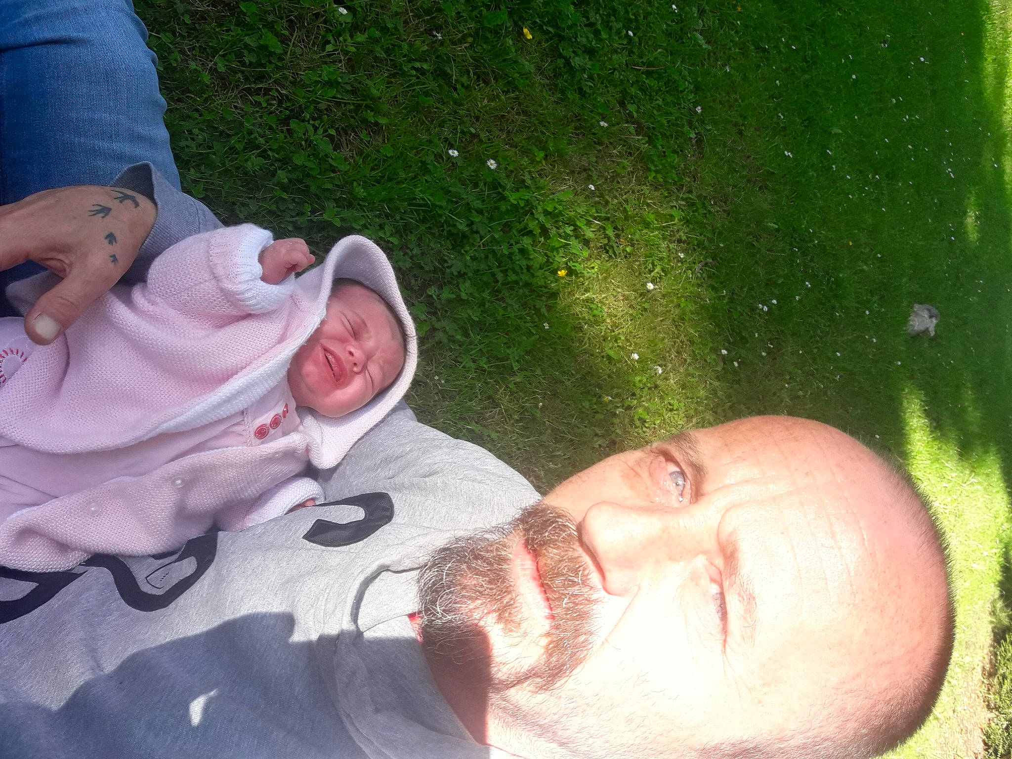 Phylomene a rejoint le concours — aidez-le/la à gagner de superbes lots ! baby, beauty, child, facial_expression, finger, fun, gesture, grass, grass_family, happy, leisure, mouth, people_in_nature, person, sitting, skin, smile, summer, toddler, vacation