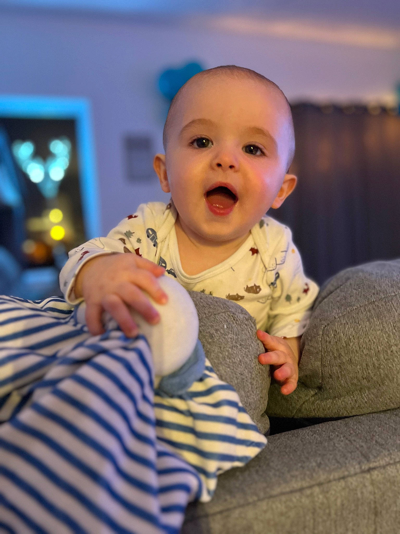 Mayson a rejoint le concours — aidez-le/la à gagner de superbes lots ! baby, baby_toddler_clothing, cheek, child, comfort, couch, facial_expression, finger, flooring, fun, happy, laugh, person, room, sitting, skin, sleeve, smile, standing, surprise