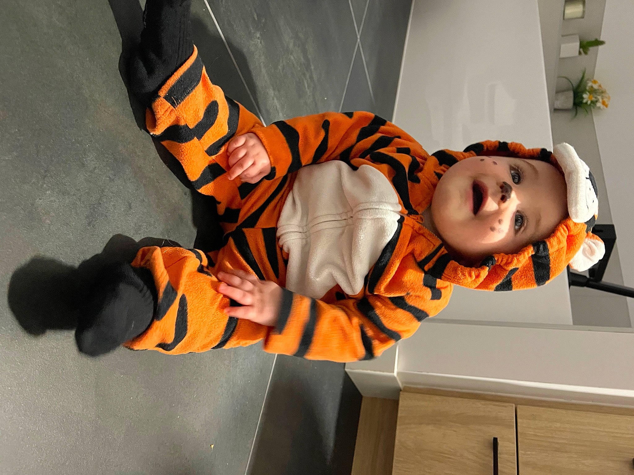 Mayson a rejoint le concours — aidez-le/la à gagner de superbes lots ! bengal_tiger, costume, fun, high_visibility_clothing, orange, person, personal_protective_equipment, room, sleeve, smile, sports_gear, tiger, workwear