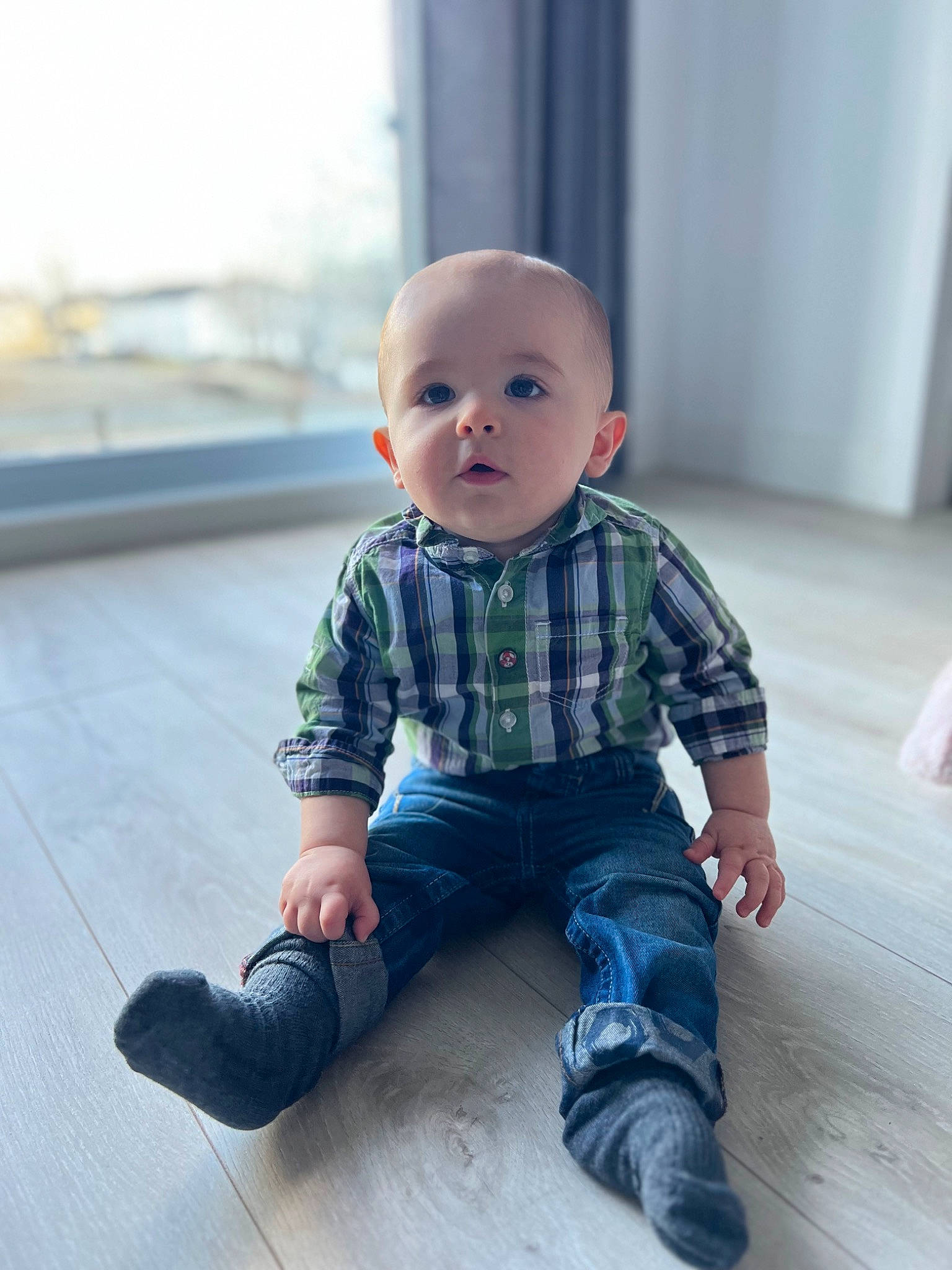 Mayson a rejoint le concours — aidez-le/la à gagner de superbes lots ! baby, baby_toddler_clothing, child, denim, electric_blue, fashion_design, floor, flooring, grey, happy, head, joint, pattern, person, plaid, sitting, skin, sleeve, standing, toddler