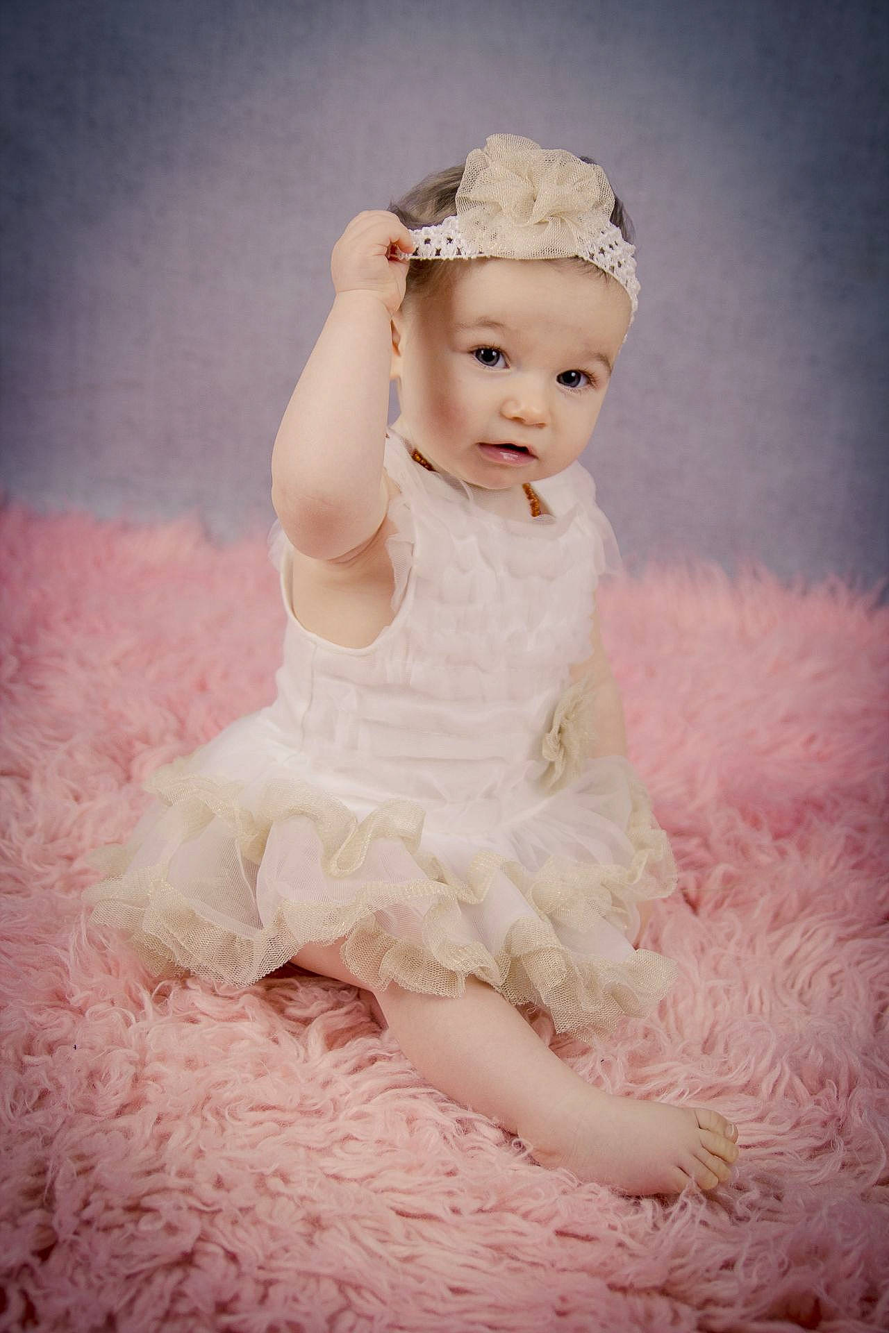 Élisa participe au concours pour gagner de l'argent avec cette photo : beauty, bridal_clothing, bride, child, dress, flower_girl, girl, gown, hair_accessory, headpiece, infant, lace, material, person, photo_shoot, pink, skin, standing, textile, toddler