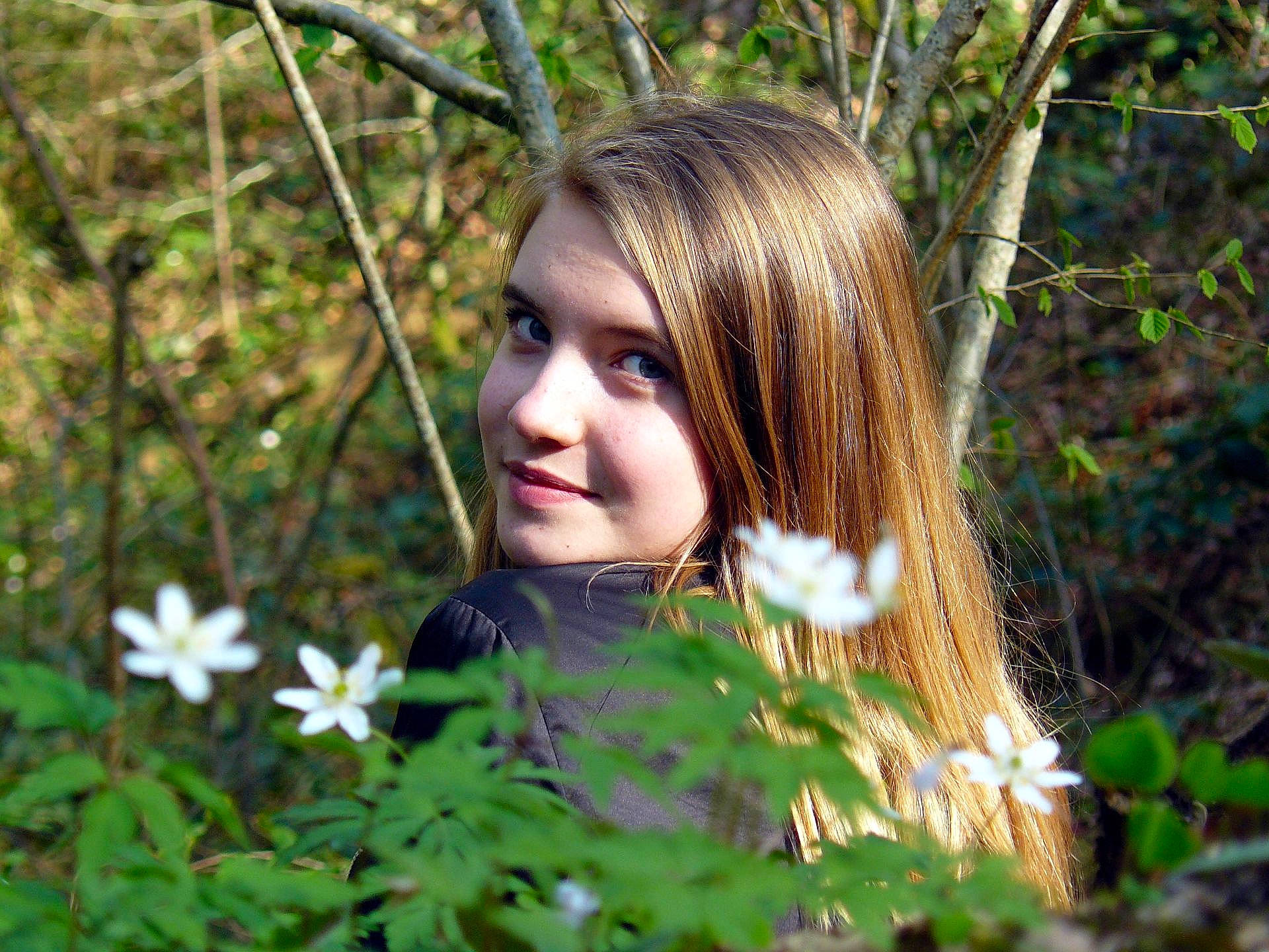 Cecilia Gest a rejoint le concours — aidez-le/la à gagner de superbes lots ! autumn, beauty, eye, flora, flower, forest, girl, grass, habitat, joy, jungle, meadow, model, natural_environment, nature, photo_shoot, photography, portrait_photography, sunlight, tree