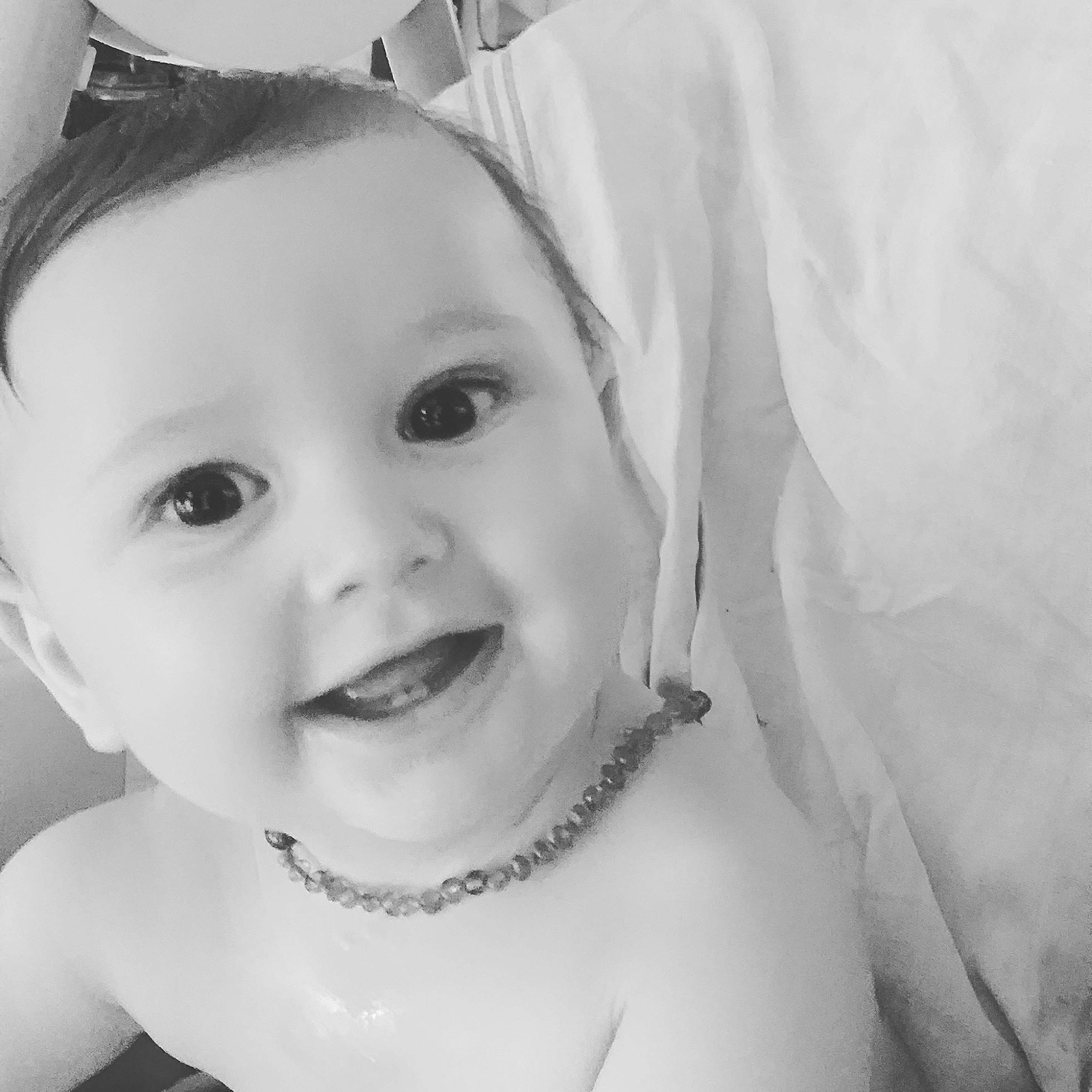 Lyo a rejoint le concours — aidez-le/la à gagner de superbes lots ! baby, beauty, black_and_white, cheek, child, eye, eyebrow, face, facial_expression, forehead, head, lip, monochrome, nose, person, photograph, skin, smile, snapshot, toddler