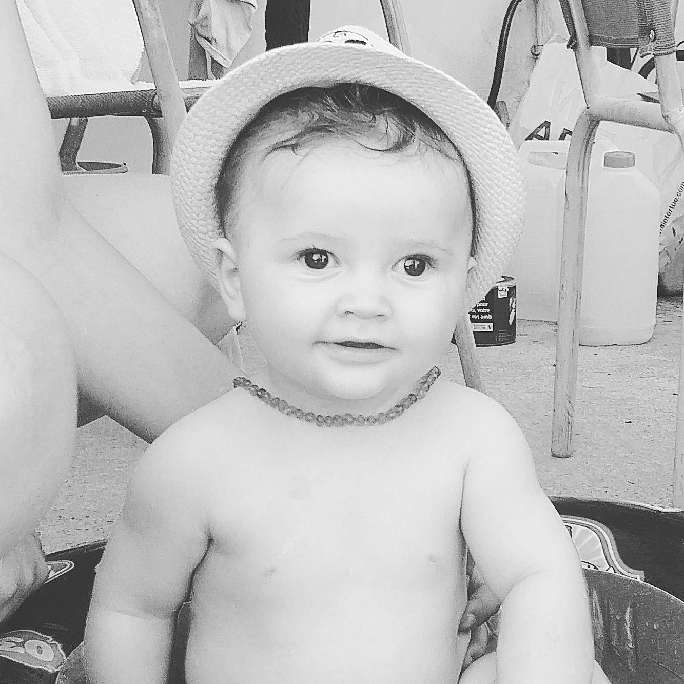 Lyo a rejoint le concours — aidez-le/la à gagner de superbes lots ! baby, black, black_and_white, cheek, child, eye, face, forehead, head, male, monochrome, organ, people, person, photograph, product, skin, smile, snapshot, toddler