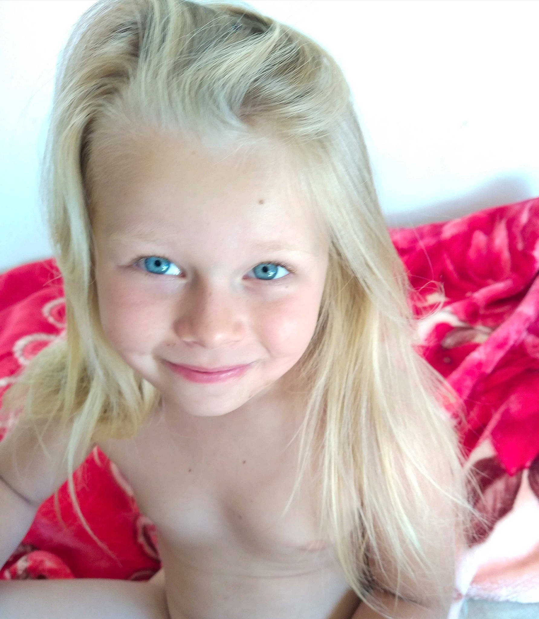 Sahonna participe au concours pour gagner de l'argent avec cette photo : cheek, chin, eye, eyebrow, eyelash, facial_expression, flash_photography, hair, happy, human_body, iris, jaw, joy, layered_hair, lip, mouth, neck, nose, person, plant