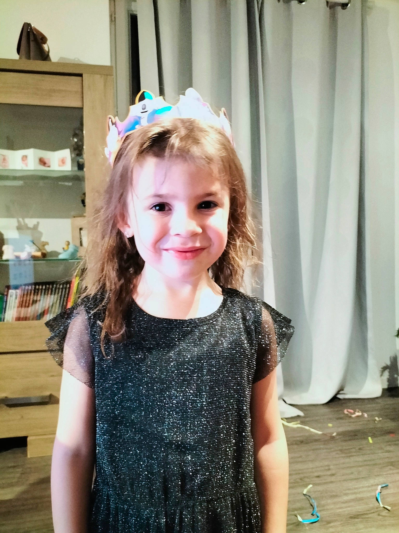 Chloé participe au concours pour gagner de l'argent avec cette photo : blond, brown_hair, clothing, curtain, electric_blue, event, fashion, fashion_design, fun, hairstyle, happy, headband, headpiece, iris, jewellery, joy, long_hair, person, shelf, shoulder