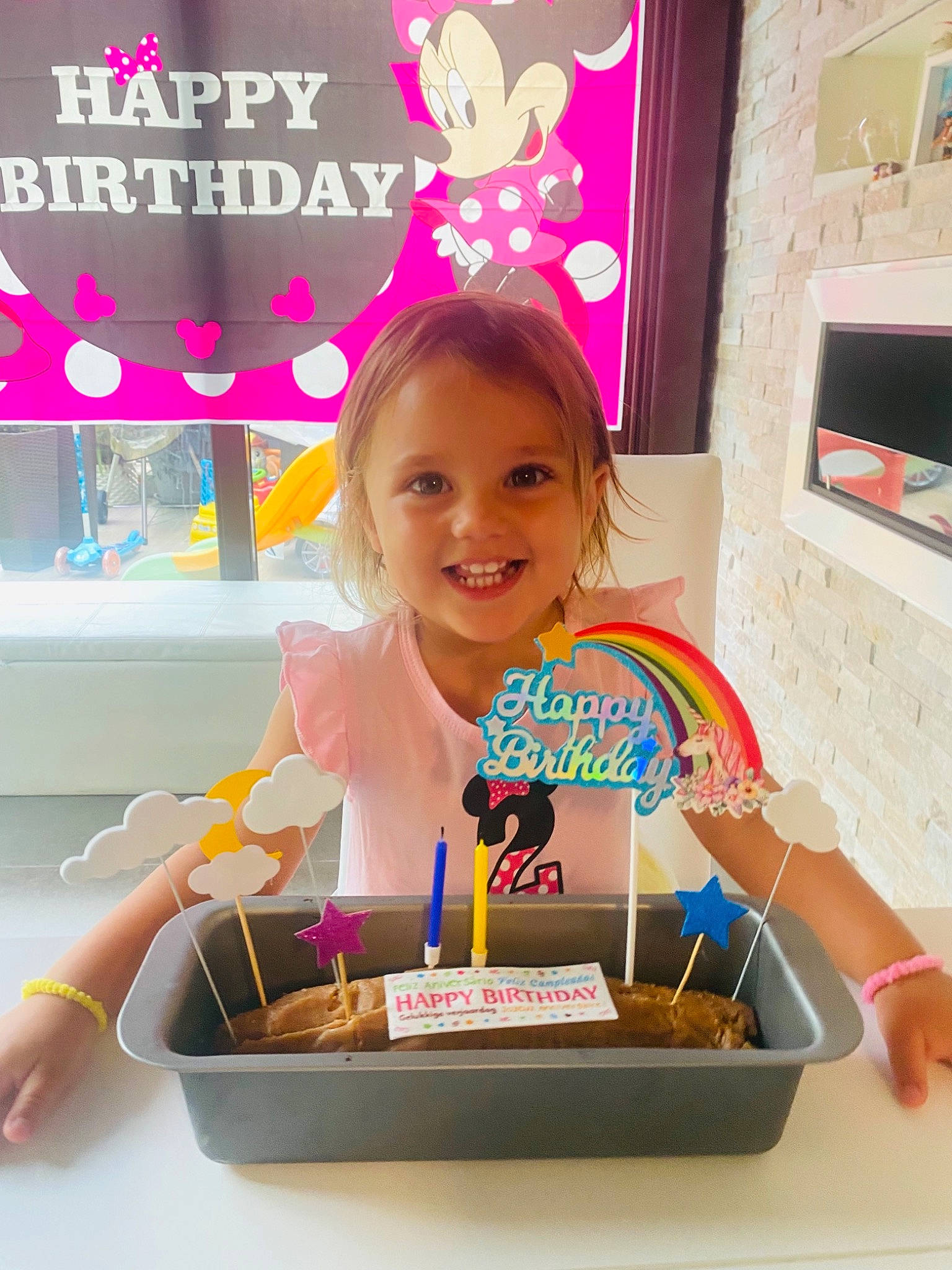 Gisele a rejoint le concours — aidez-le/la à gagner de superbes lots ! baked_goods, baking, birthday, birthday_candle, cake_decorating_supply, child, cuisine, dessert, event, food, fun, happy, joy, junk_food, magenta, party_supply, person, pink, smile, sweetness
