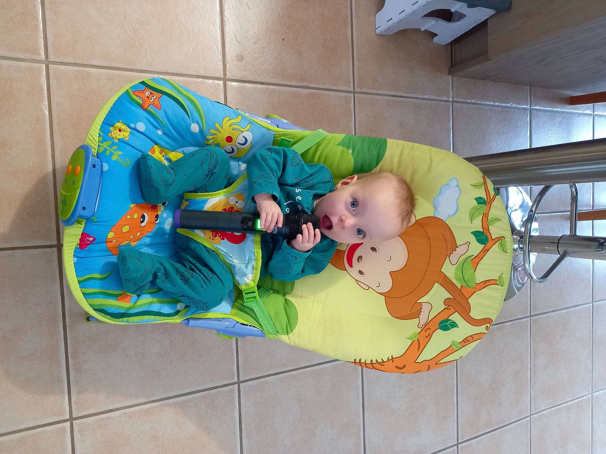 Susie participe au concours pour gagner de l'argent avec cette photo : art, baby, baby_products, baby_safety, child, cleanliness, comfort, costume, fictional_character, flooring, lap, person, surprise, toddler