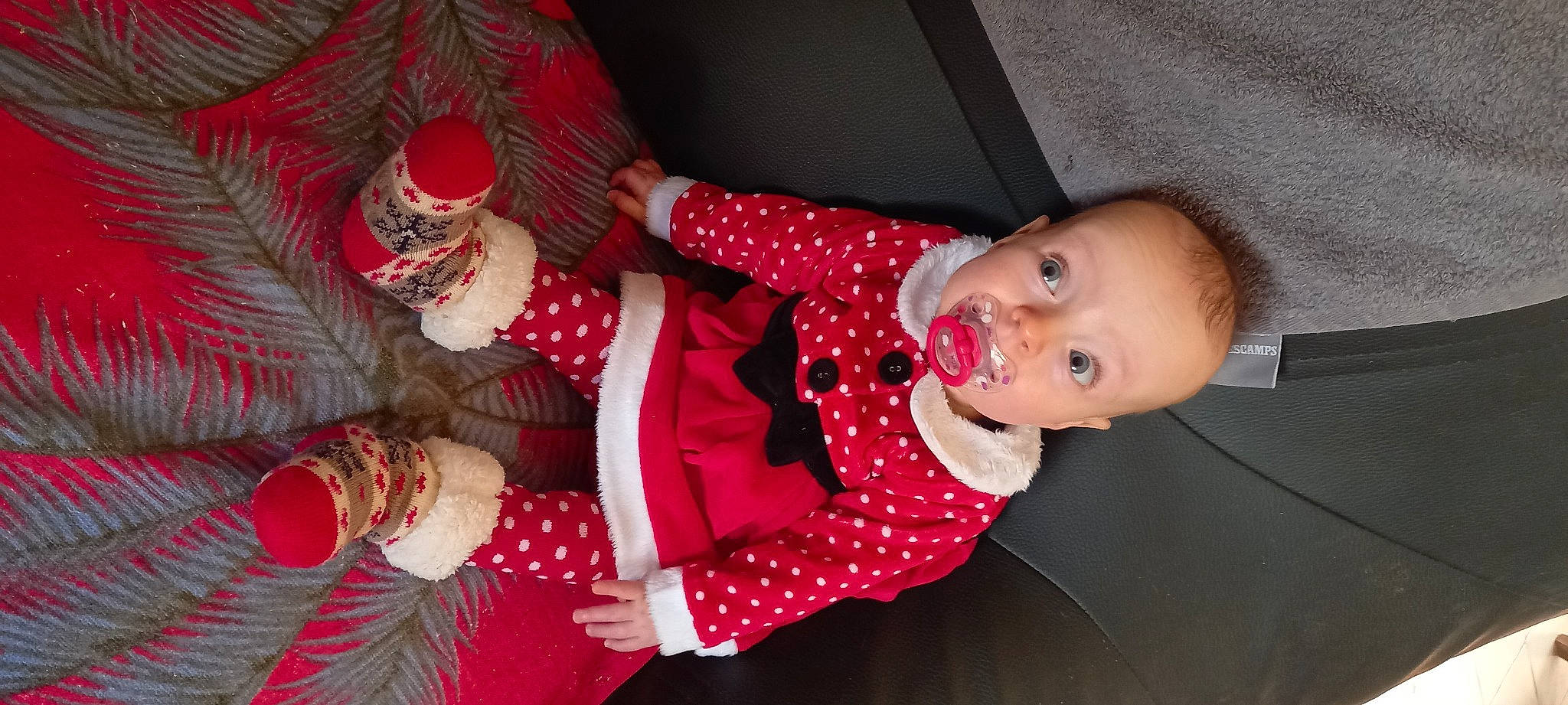 Susie a rejoint le concours — aidez-le/la à gagner de superbes lots ! baby, baby_toddler_clothing, bangle, cheek, child, event, finger, fun, happy, magenta, mammal, pattern, person, pink, plaid, red, room, sleeve, toddler, tradition