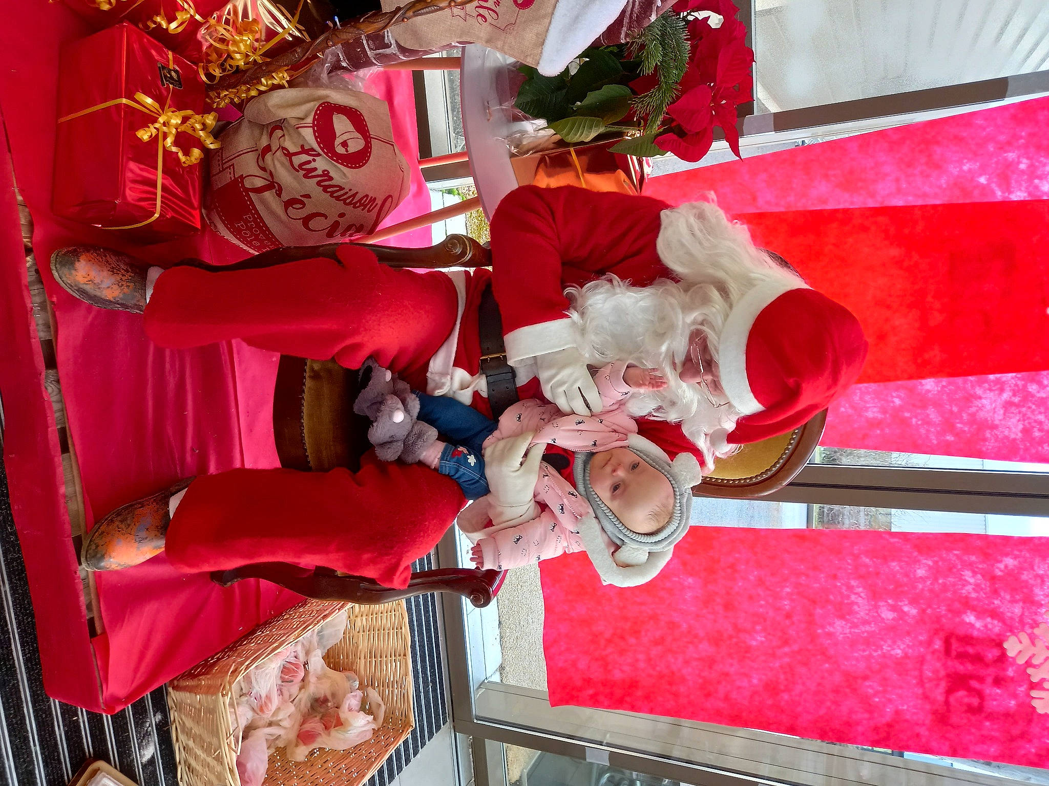 Susie a rejoint le concours — aidez-le/la à gagner de superbes lots ! carmine, event, food, fun, magenta, person, pink, plant, red, temple, tradition