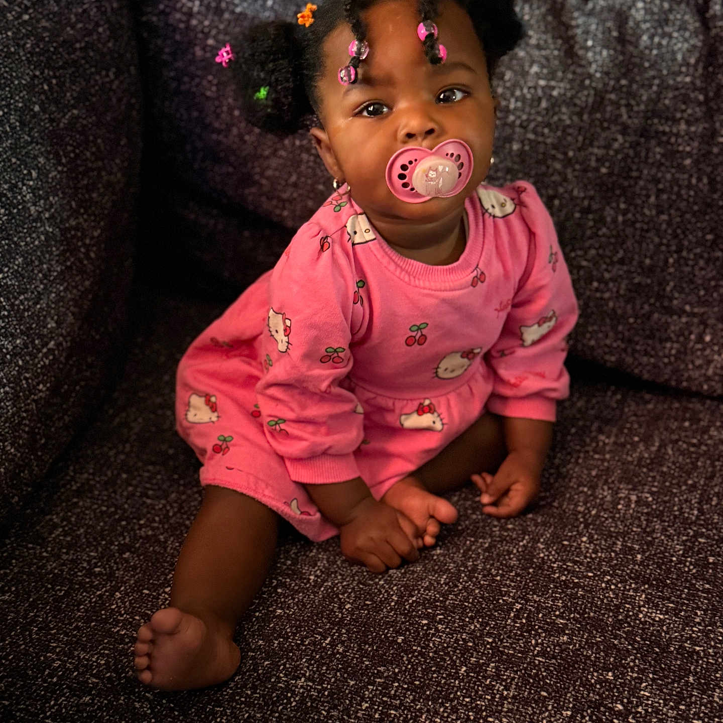 Kennayah a rejoint le concours — aidez-le/la à gagner de superbes lots ! baby, child, clothing, comfort, couch, cute, foot, furniture, girl, hair_beads, hand, indoors, infant, pacifier, pink_dress, portrait, sitting, skin, smiling, young_child